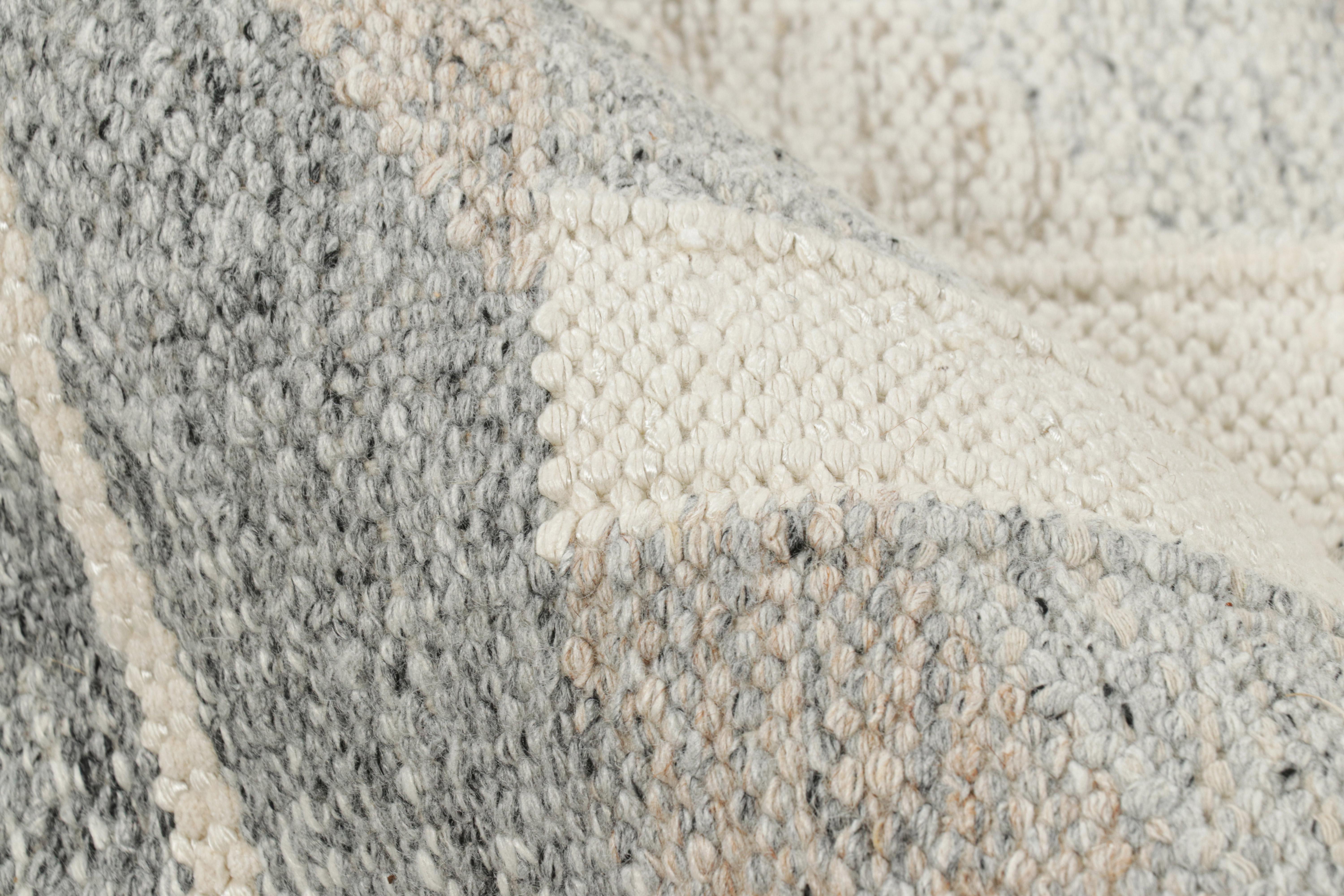 Rug & Kilim's Teppich im skandinavischen Stil in grau-beige und weiß-geometrischen Mustern (21. Jahrhundert und zeitgenössisch) im Angebot