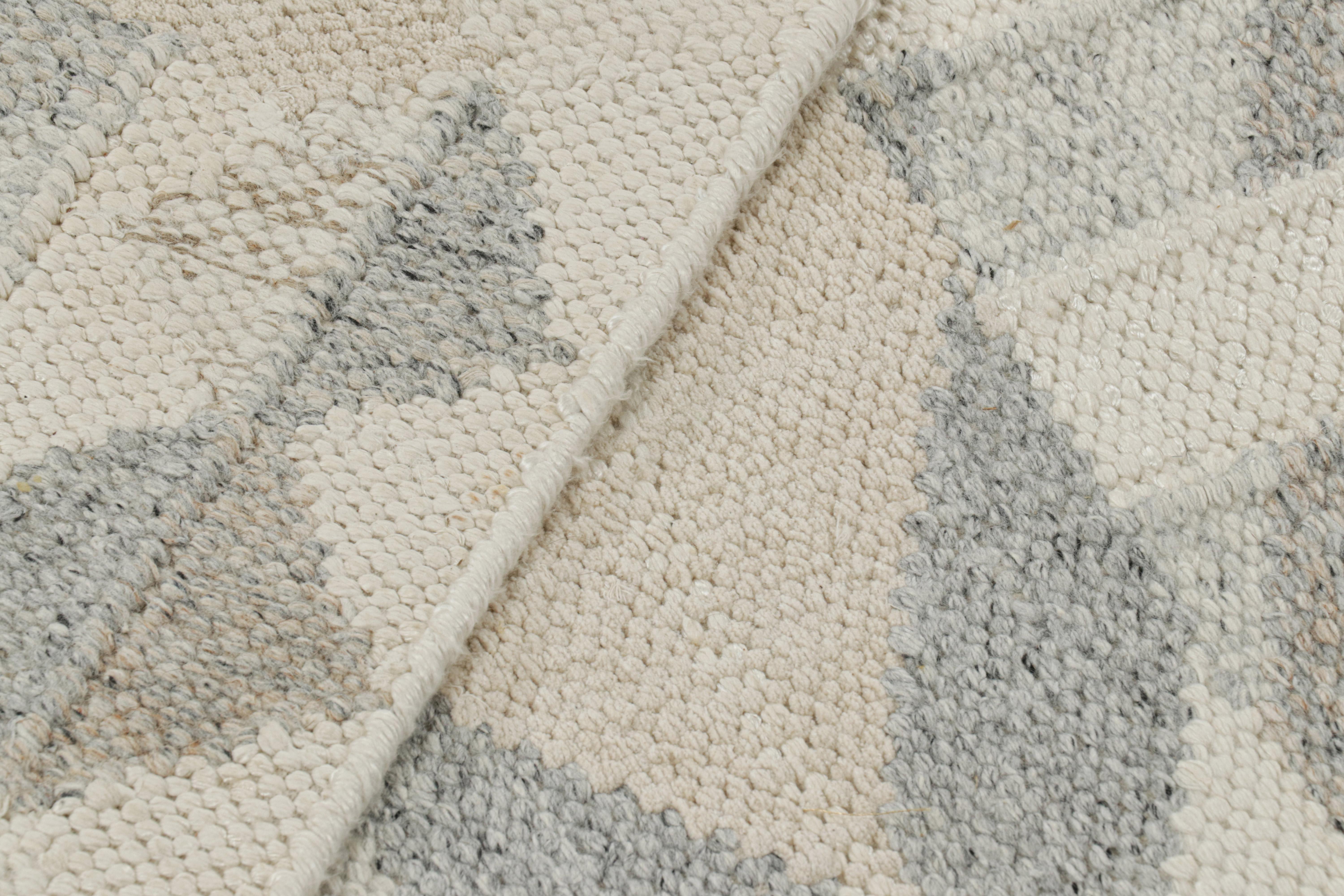 Laine Rug & Kilim's Scandinavian Style Rug in Gray Beige and White Geometric Patterns (tapis de style scandinave à motifs géométriques gris, beige et blancs) en vente