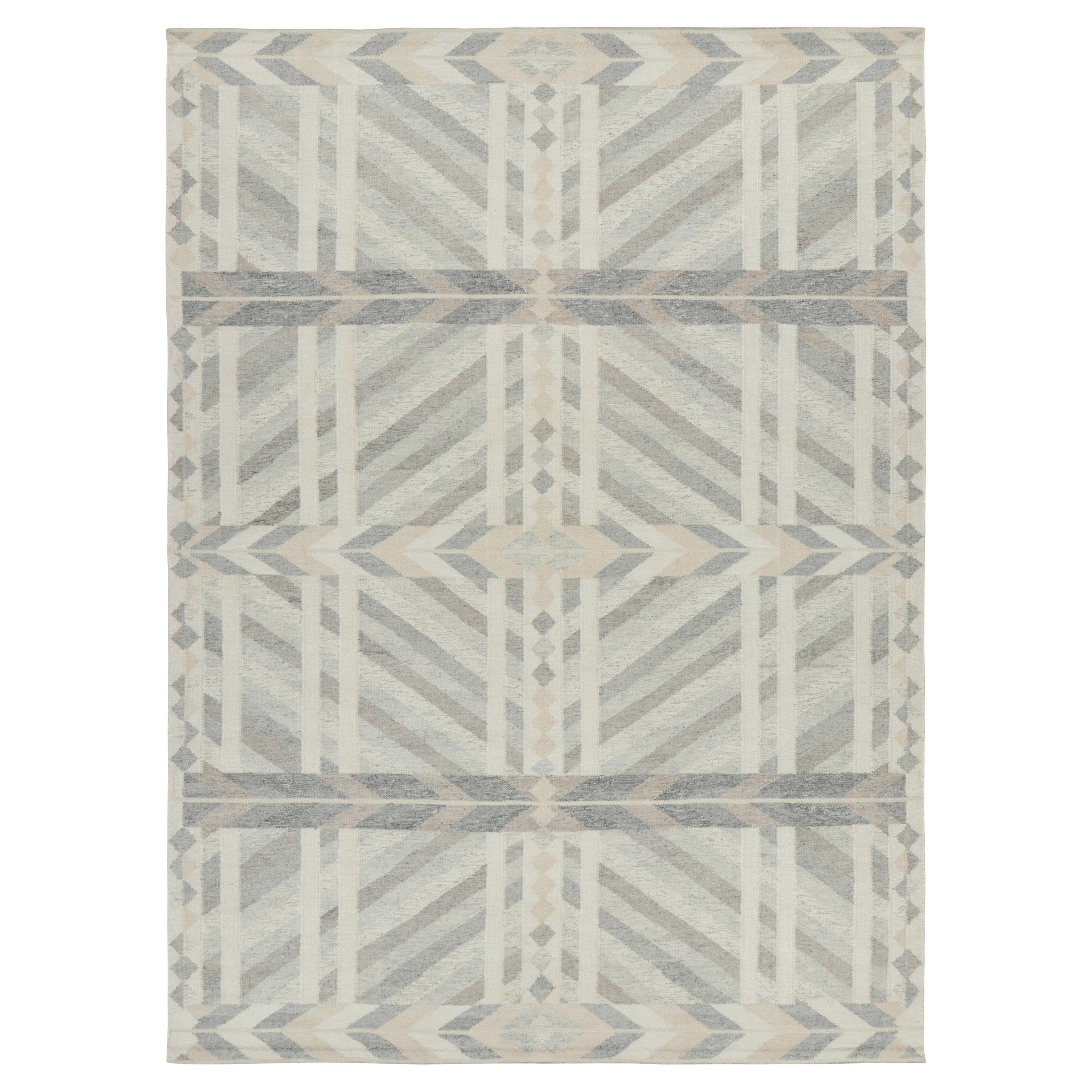 Rug & Kilim's Scandinavian Style Rug in Gray Beige and White Geometric Patterns (tapis de style scandinave à motifs géométriques gris, beige et blancs) en vente