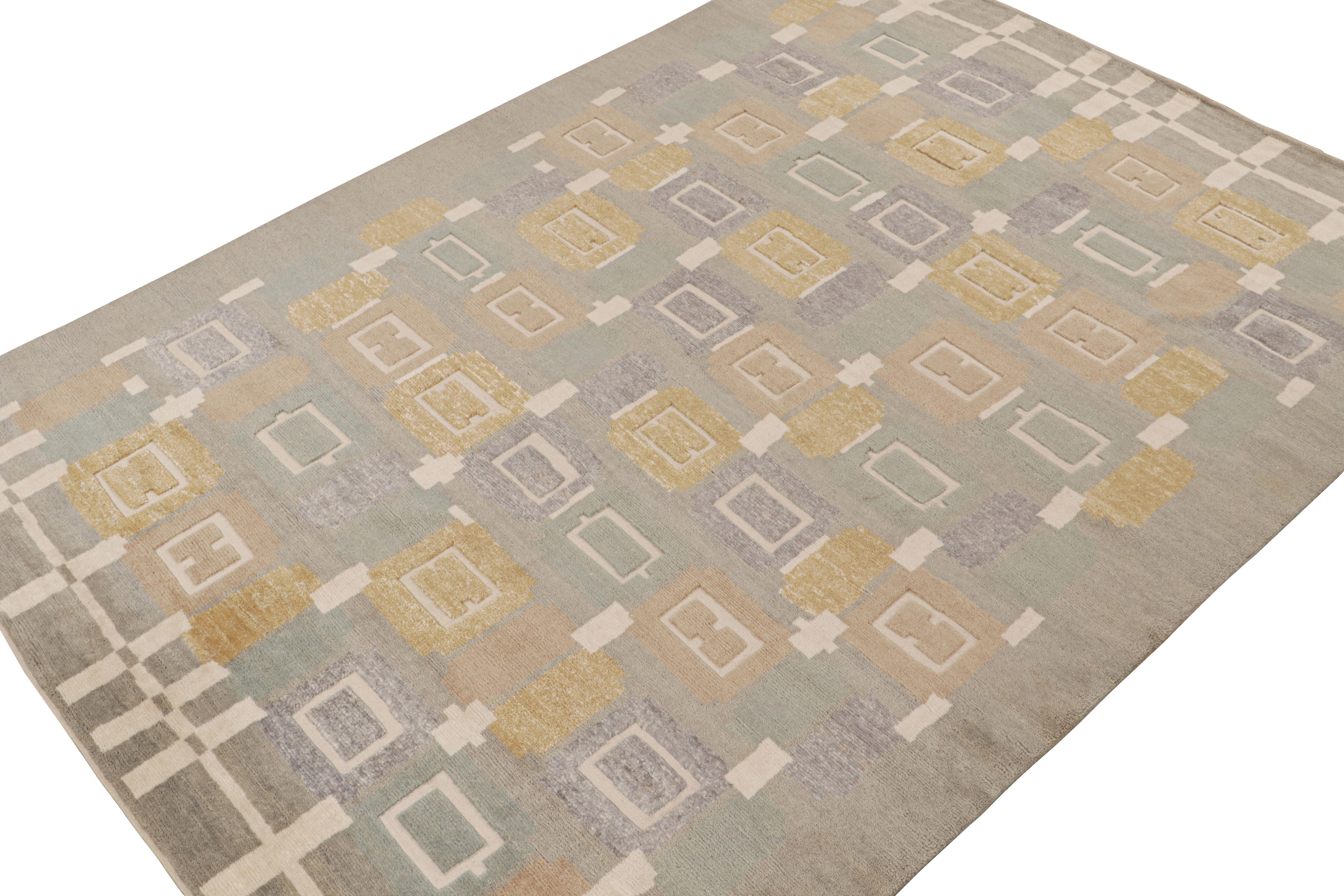 Rug & Kilim's Teppich im skandinavischen Stil mit grauem, braunem und goldenem geometrischen Muster (Indisch) im Angebot