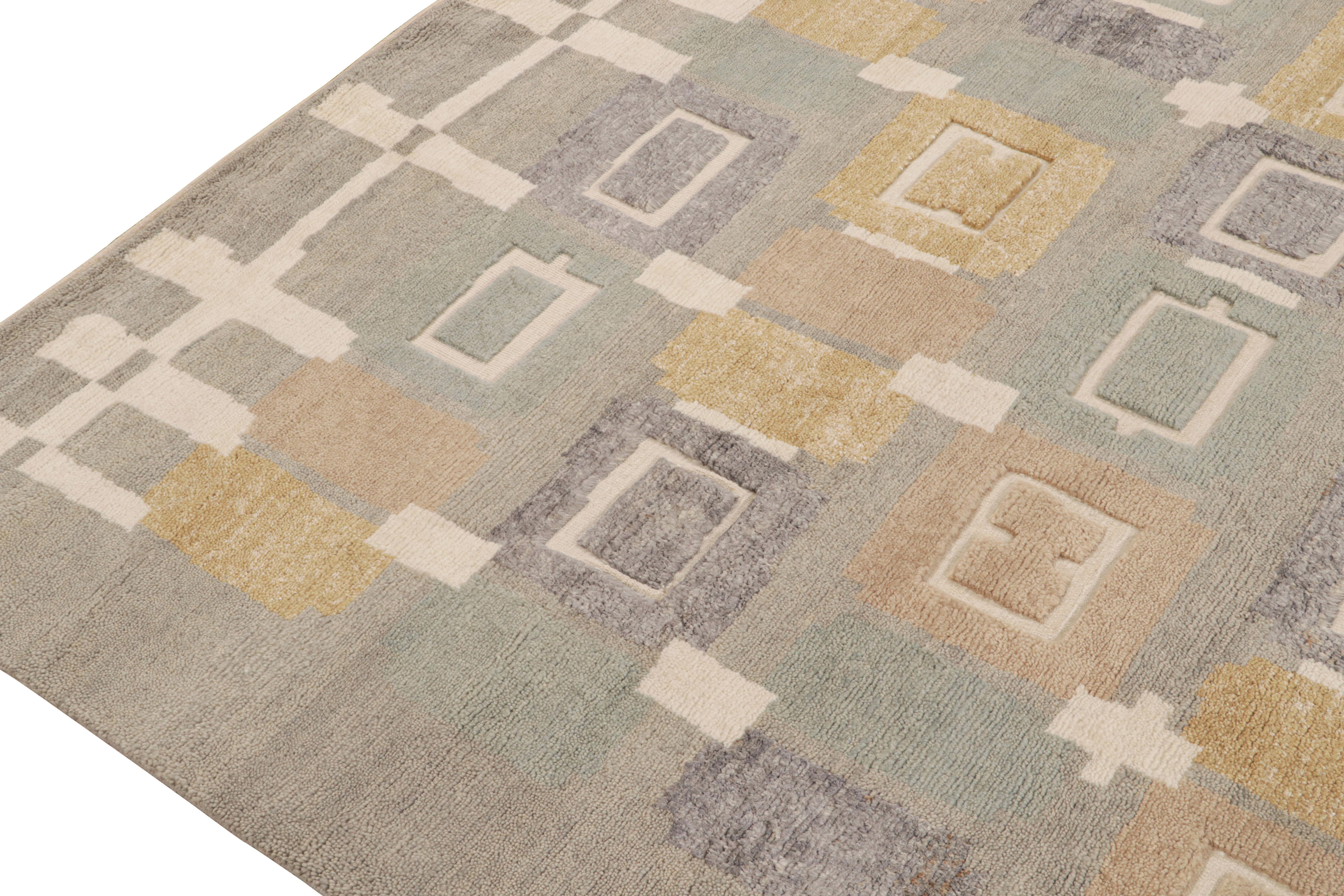 Rug & Kilim's Teppich im skandinavischen Stil mit grauem, braunem und goldenem geometrischen Muster (Handgeknüpft) im Angebot