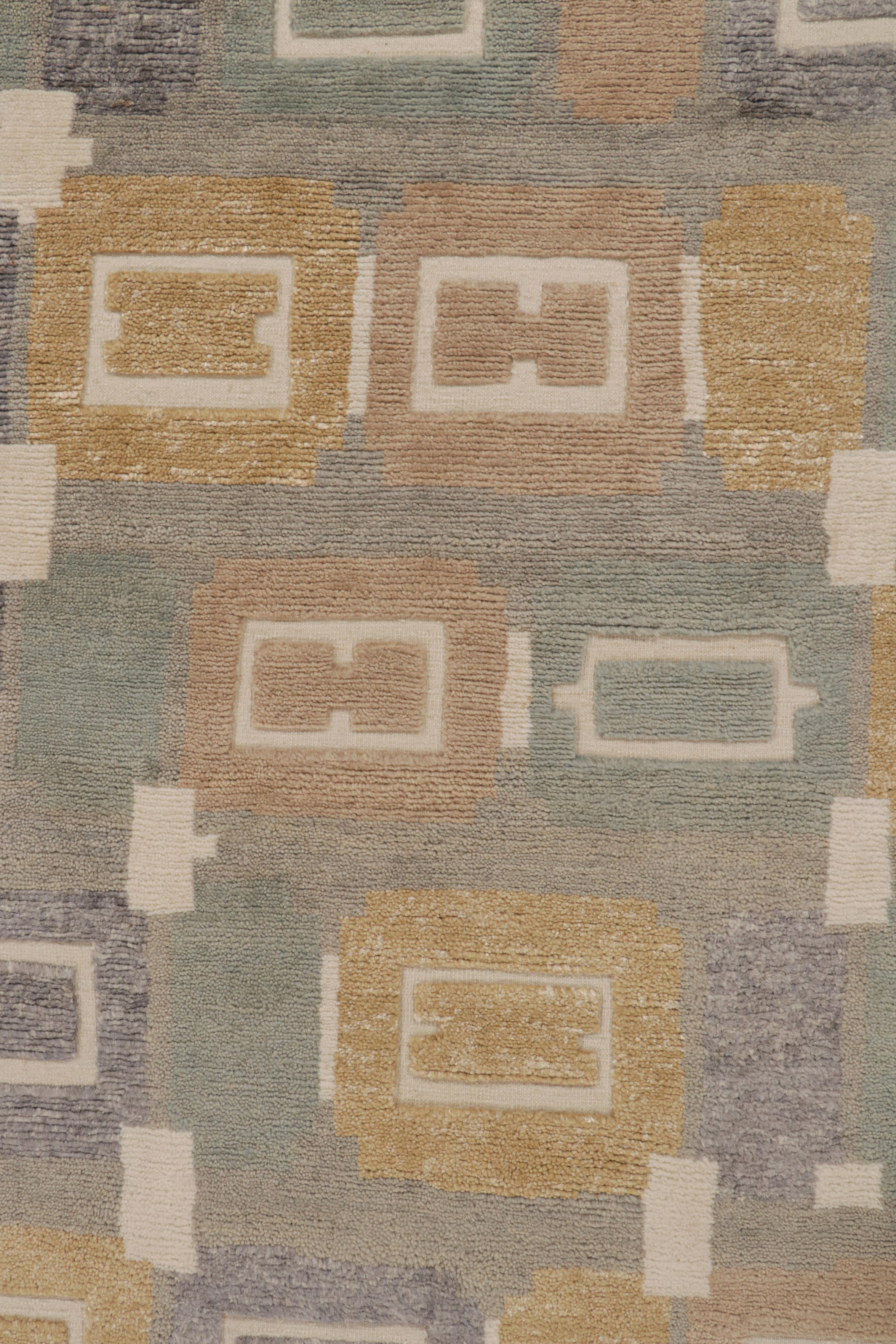 Rug & Kilim's Teppich im skandinavischen Stil mit grauem, braunem und goldenem geometrischen Muster im Zustand „Neu“ im Angebot in Long Island City, NY