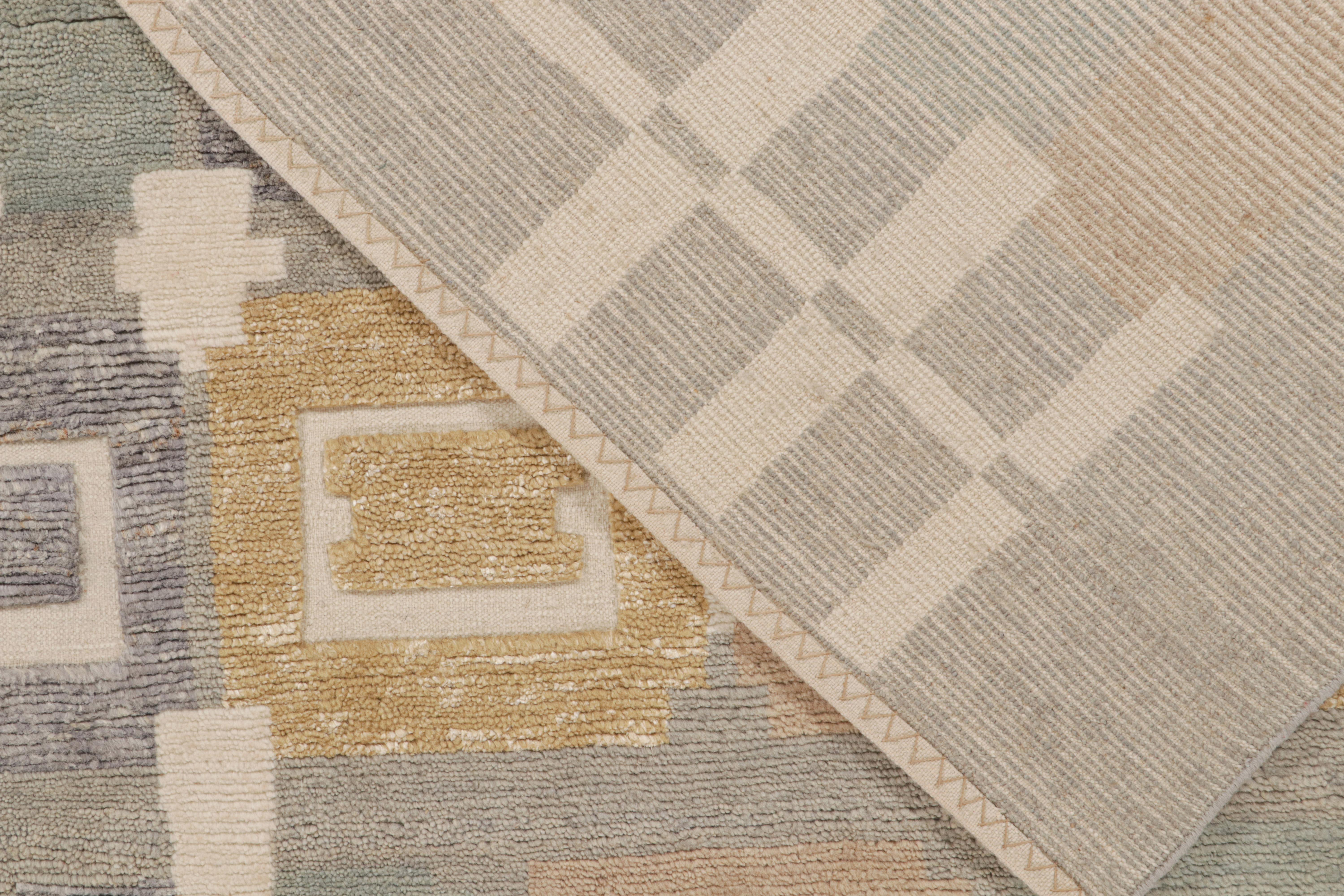 Rug & Kilim's Teppich im skandinavischen Stil mit grauem, braunem und goldenem geometrischen Muster (21. Jahrhundert und zeitgenössisch) im Angebot