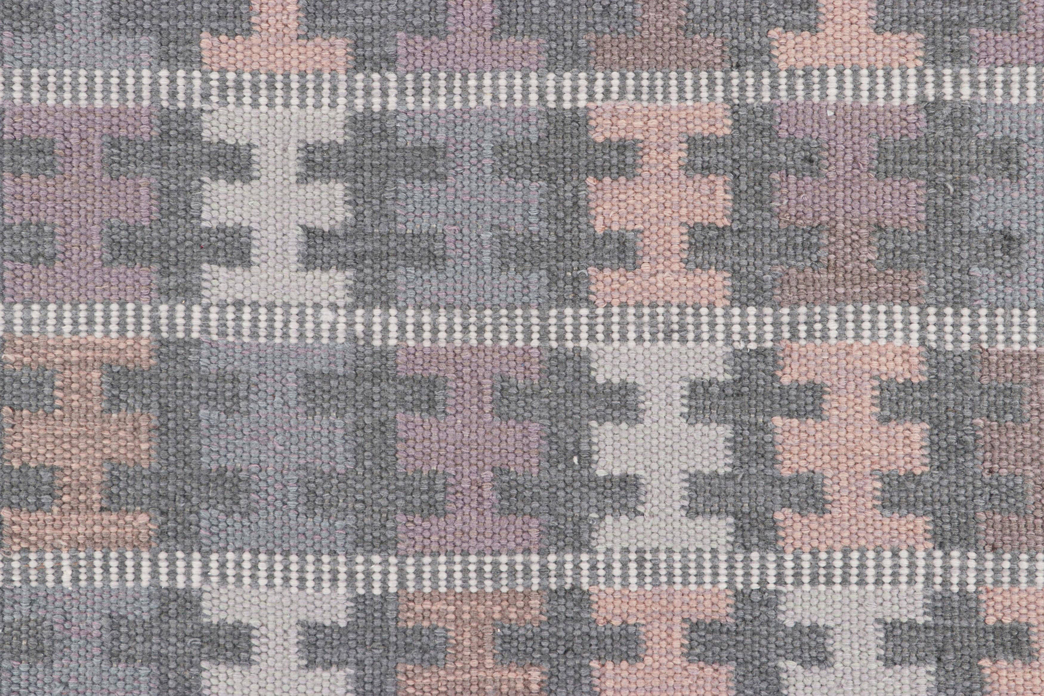 Scandinavo moderno Tappeto in stile scandinavo Rug & Kilim con motivo geometrico grigio, viola e pesca in vendita