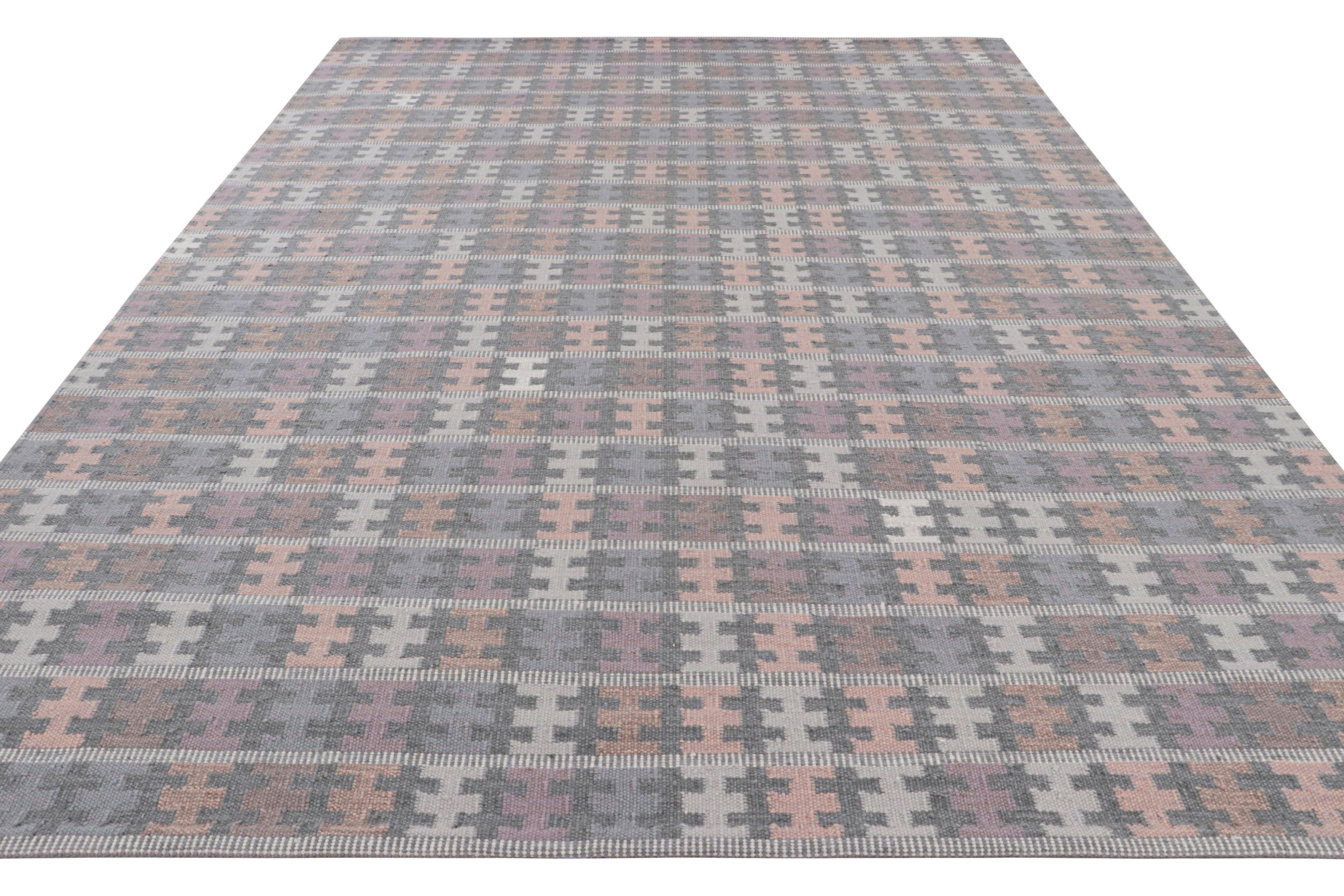 Tessuto a mano Tappeto in stile scandinavo Rug & Kilim con motivo geometrico grigio, viola e pesca in vendita