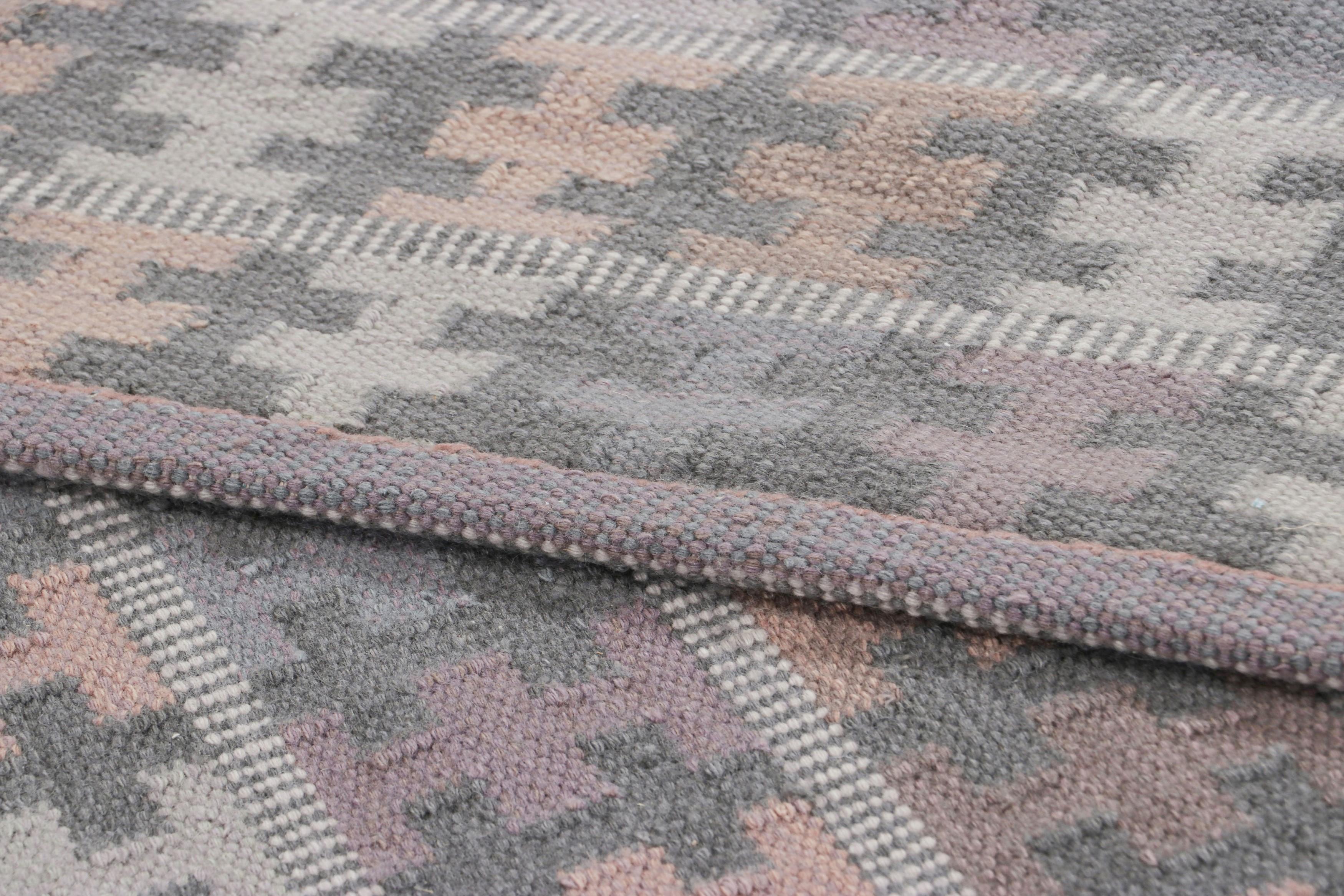 XXI secolo e contemporaneo Tappeto in stile scandinavo Rug & Kilim con motivo geometrico grigio, viola e pesca in vendita