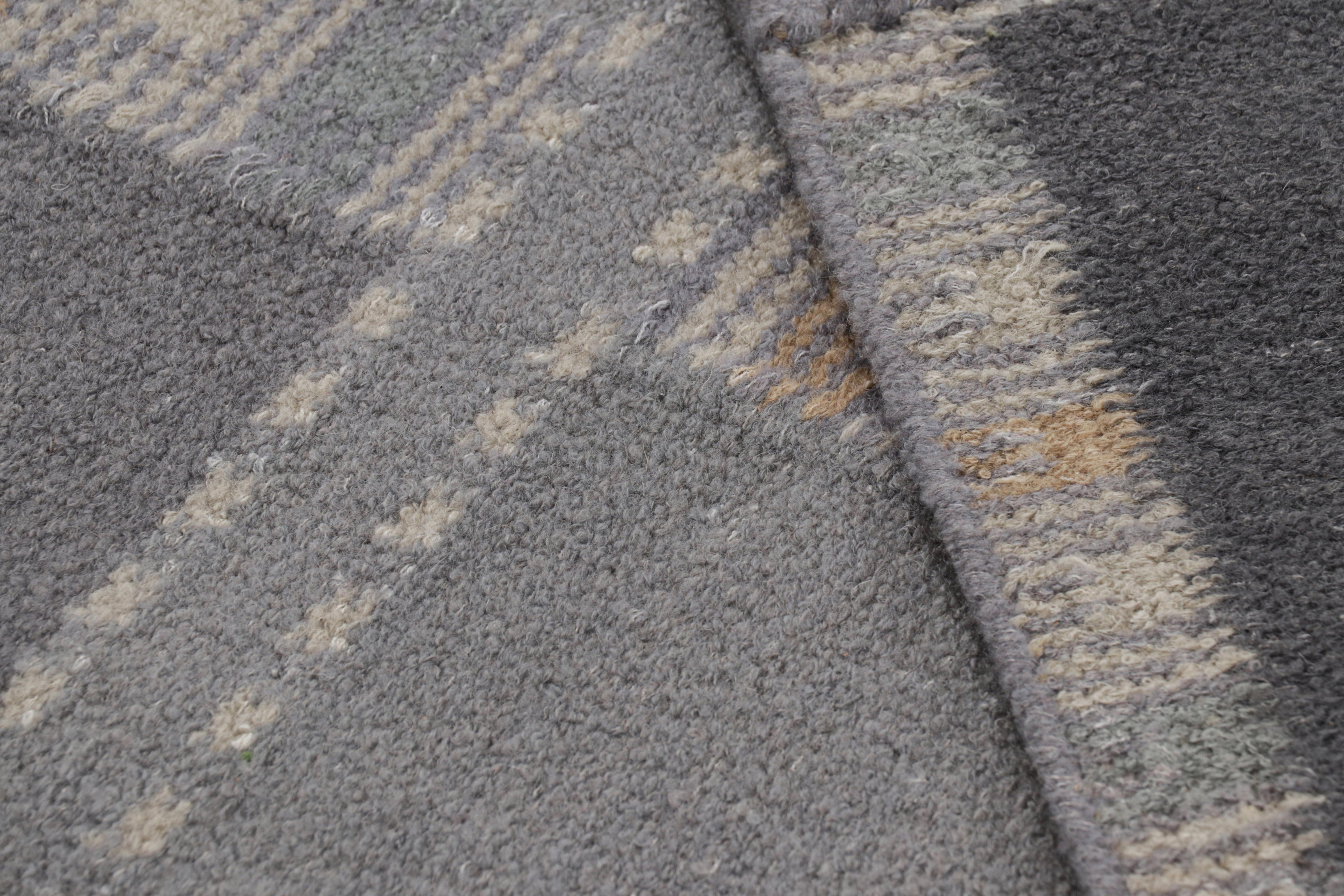 Rug & Kilim's Teppich im skandinavischen Stil in Grautönen mit geometrischen Mustern (21. Jahrhundert und zeitgenössisch) im Angebot