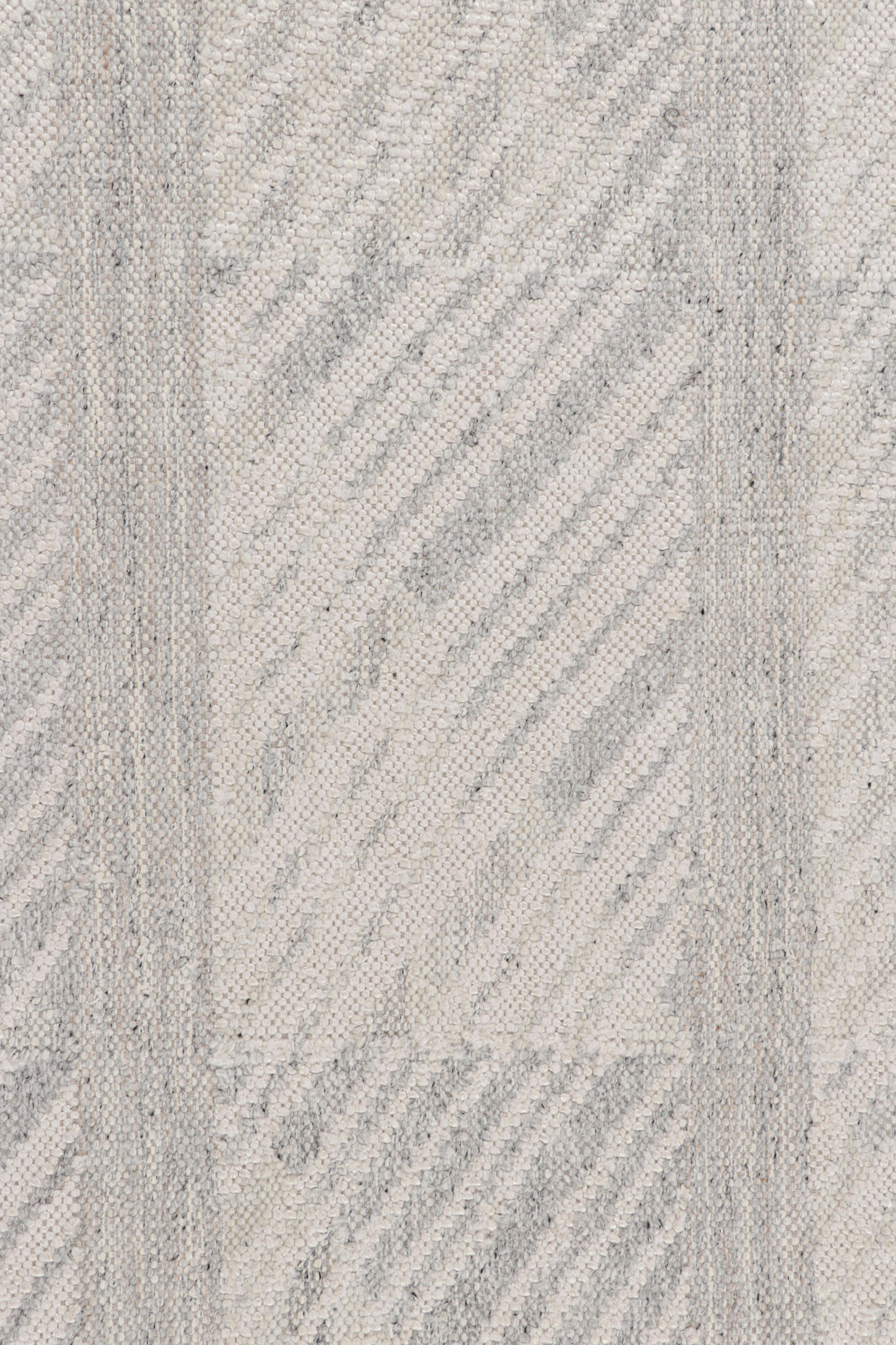 Rug & Kilim's Teppich im skandinavischen Stil in Grau und Weiß mit geometrischen Mustern (Moderne) im Angebot