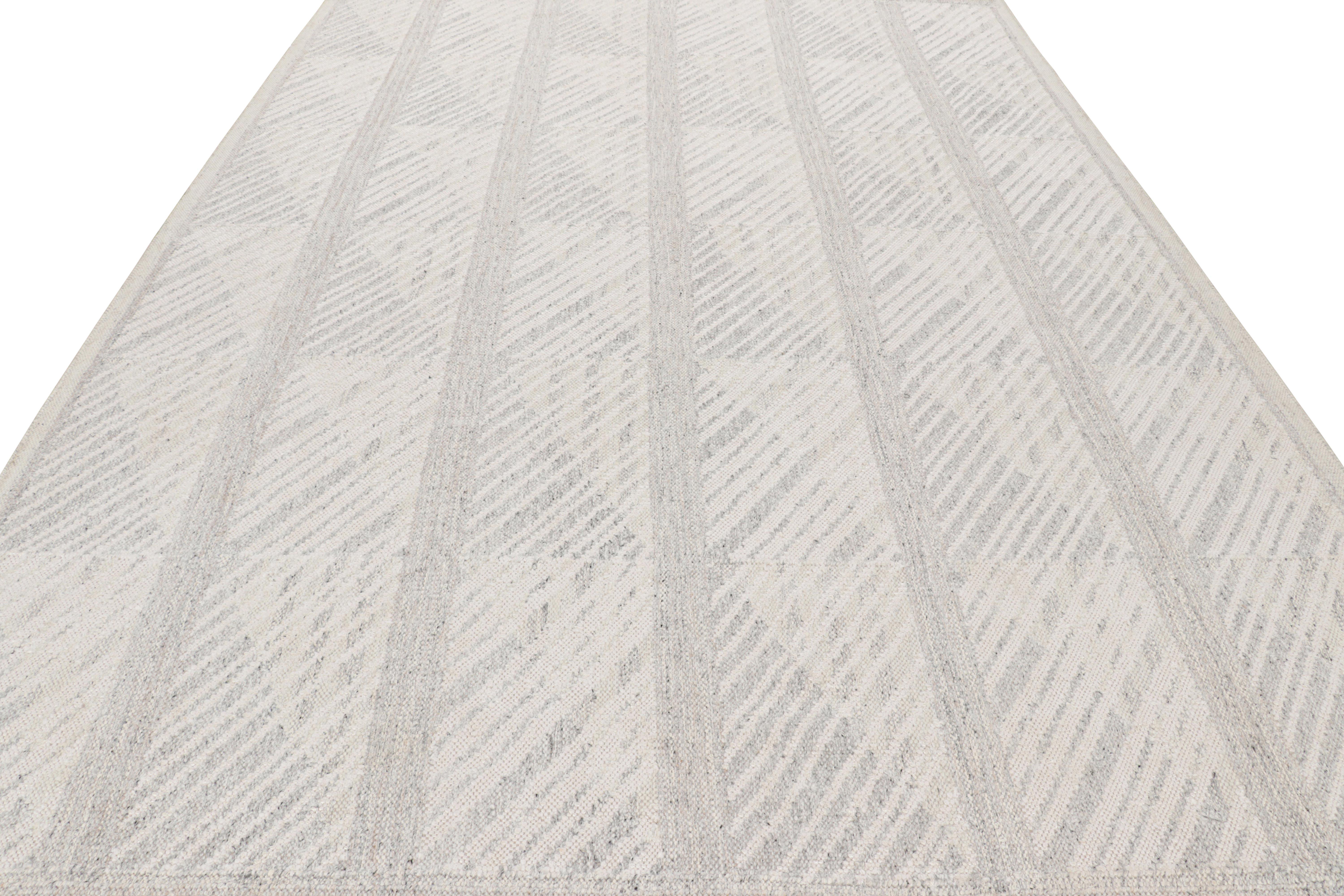 Rug & Kilim's Teppich im skandinavischen Stil in Grau und Weiß mit geometrischen Mustern (Indisch) im Angebot