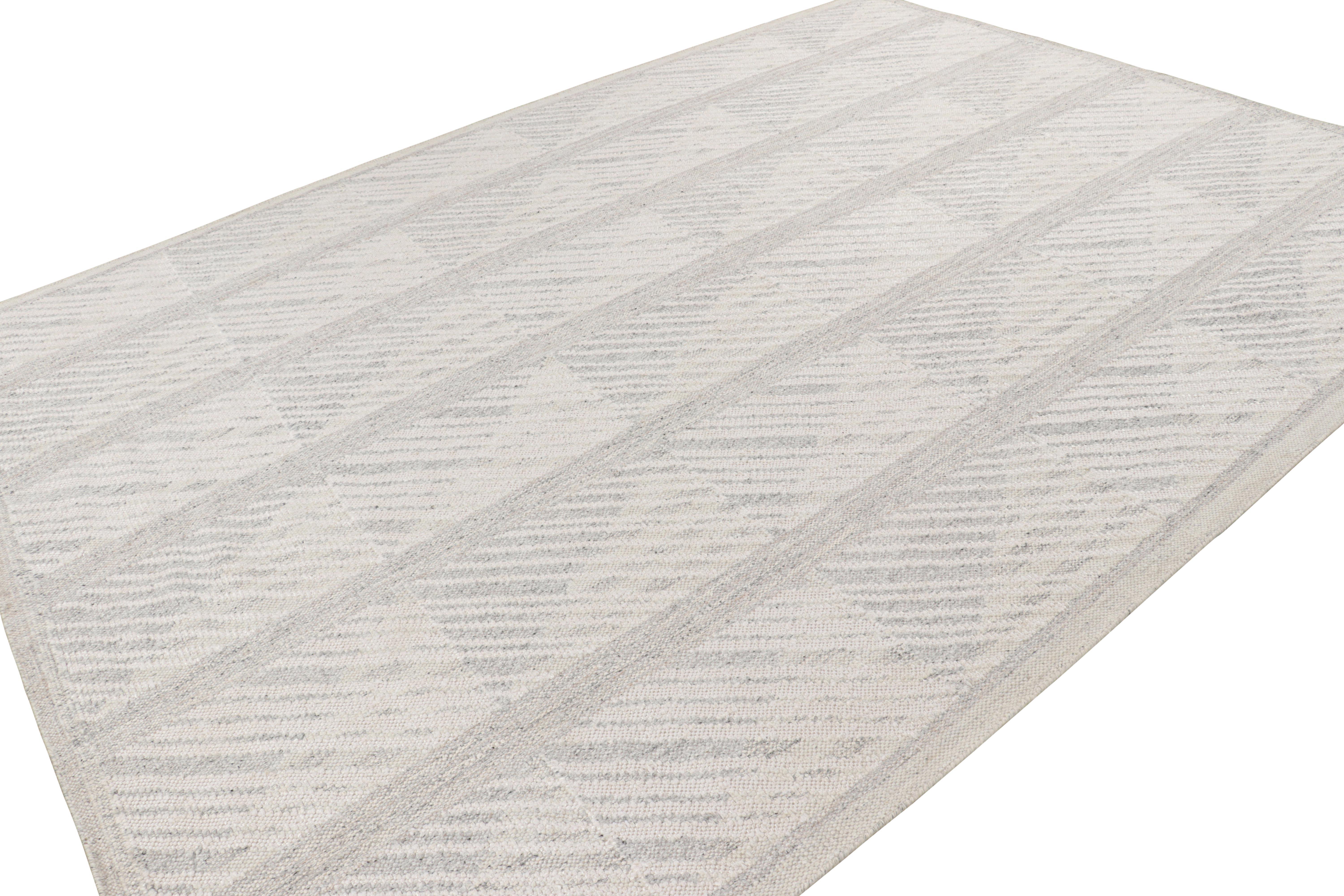Rug & Kilim's Teppich im skandinavischen Stil in Grau und Weiß mit geometrischen Mustern (Handgewebt) im Angebot