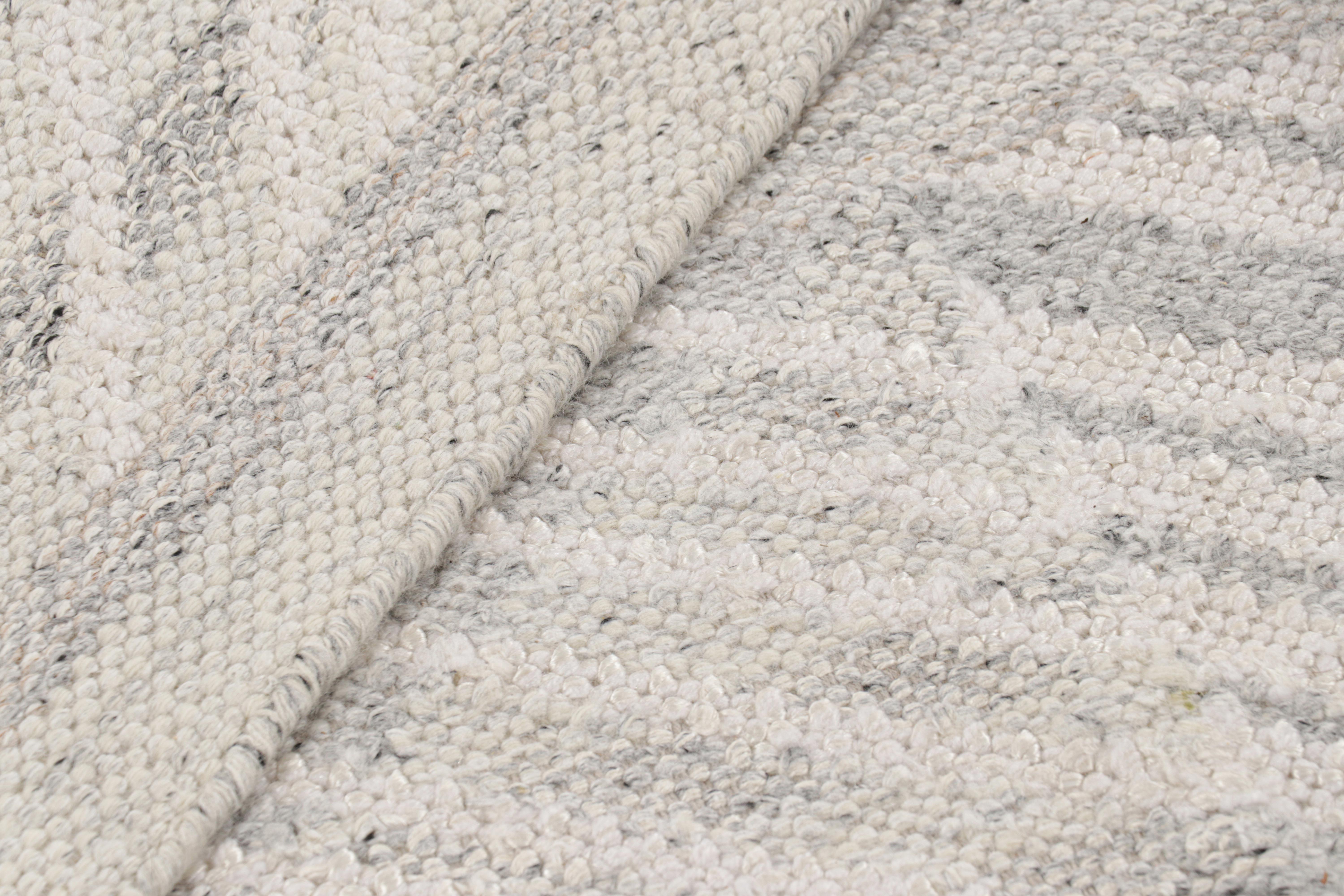 Rug & Kilim's Teppich im skandinavischen Stil in Grau und Weiß mit geometrischen Mustern (21. Jahrhundert und zeitgenössisch) im Angebot