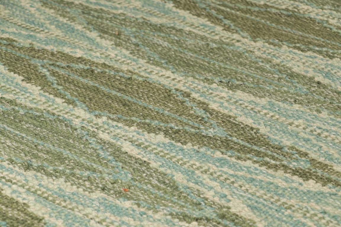 Issu d'une nouvelle collection passionnante de pièces en format cadeau, ce tapis d'appoint 3x5 de style suédois est un nouvel ajout audacieux à la Collectional Scandinavian de Rug & Kilim. Tissé à la main dans un tissage plat en laine avec également