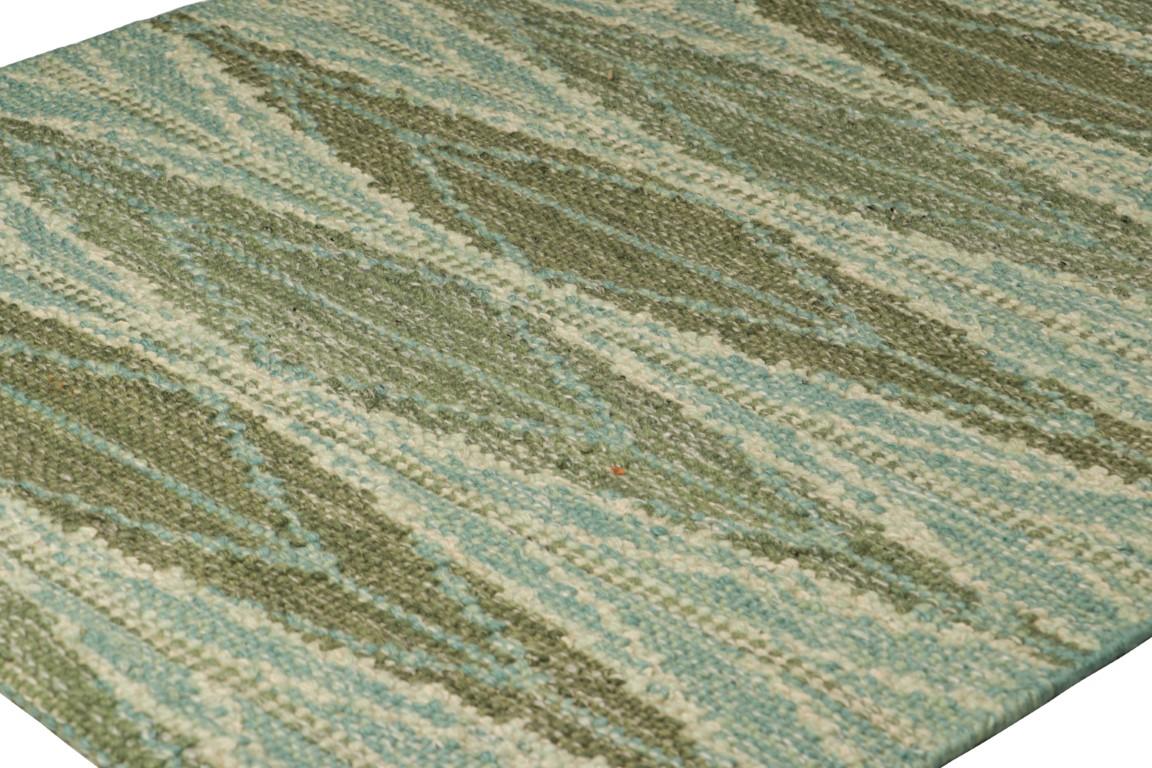 Moderne Tapis de style scandinave de Rug & Kilim en vert et bleu, avec des motifs géométriques en vente