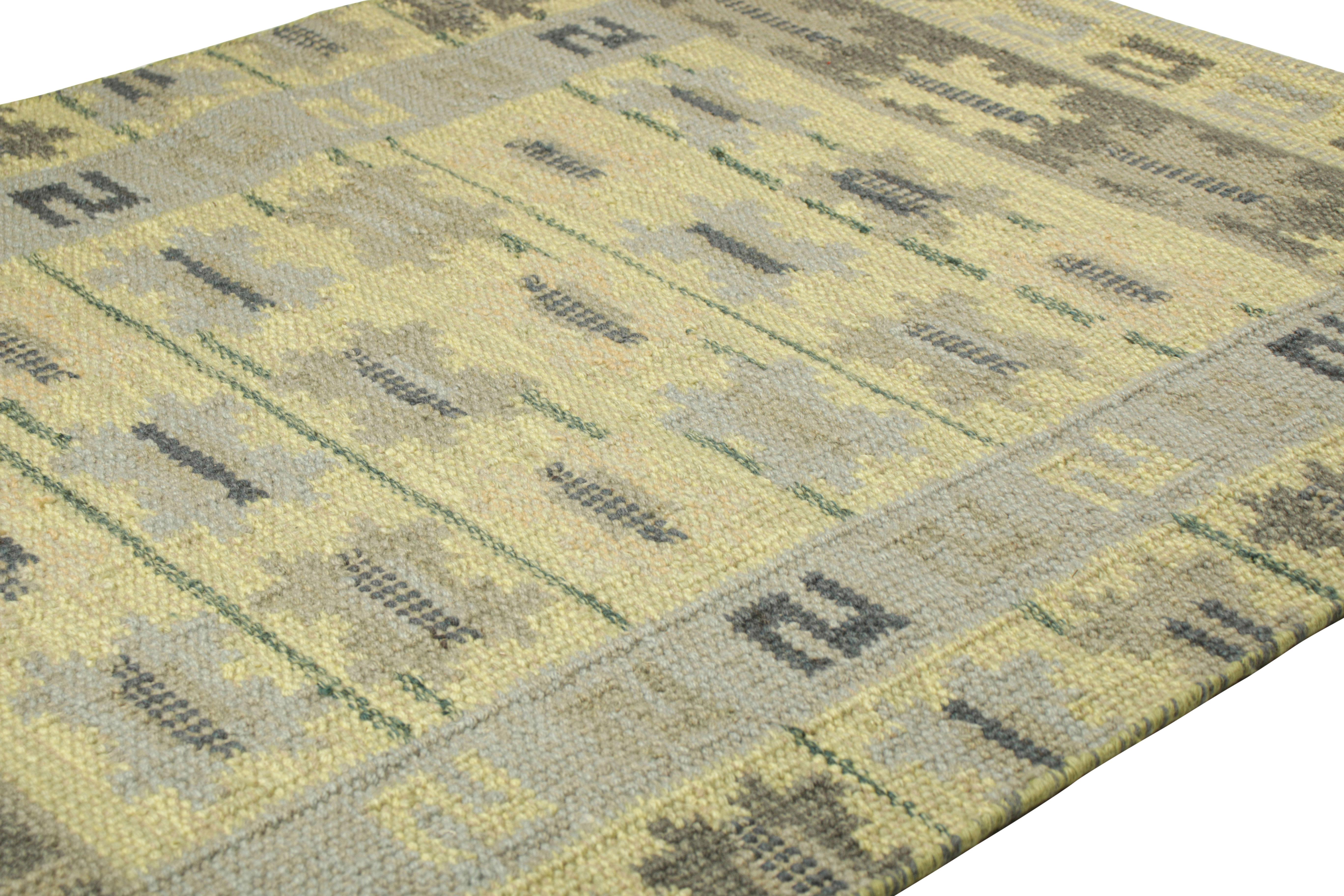 Rug & Kilim's Teppich im skandinavischen Stil in Grün und Blau mit geometrischen Mustern (Moderne) im Angebot