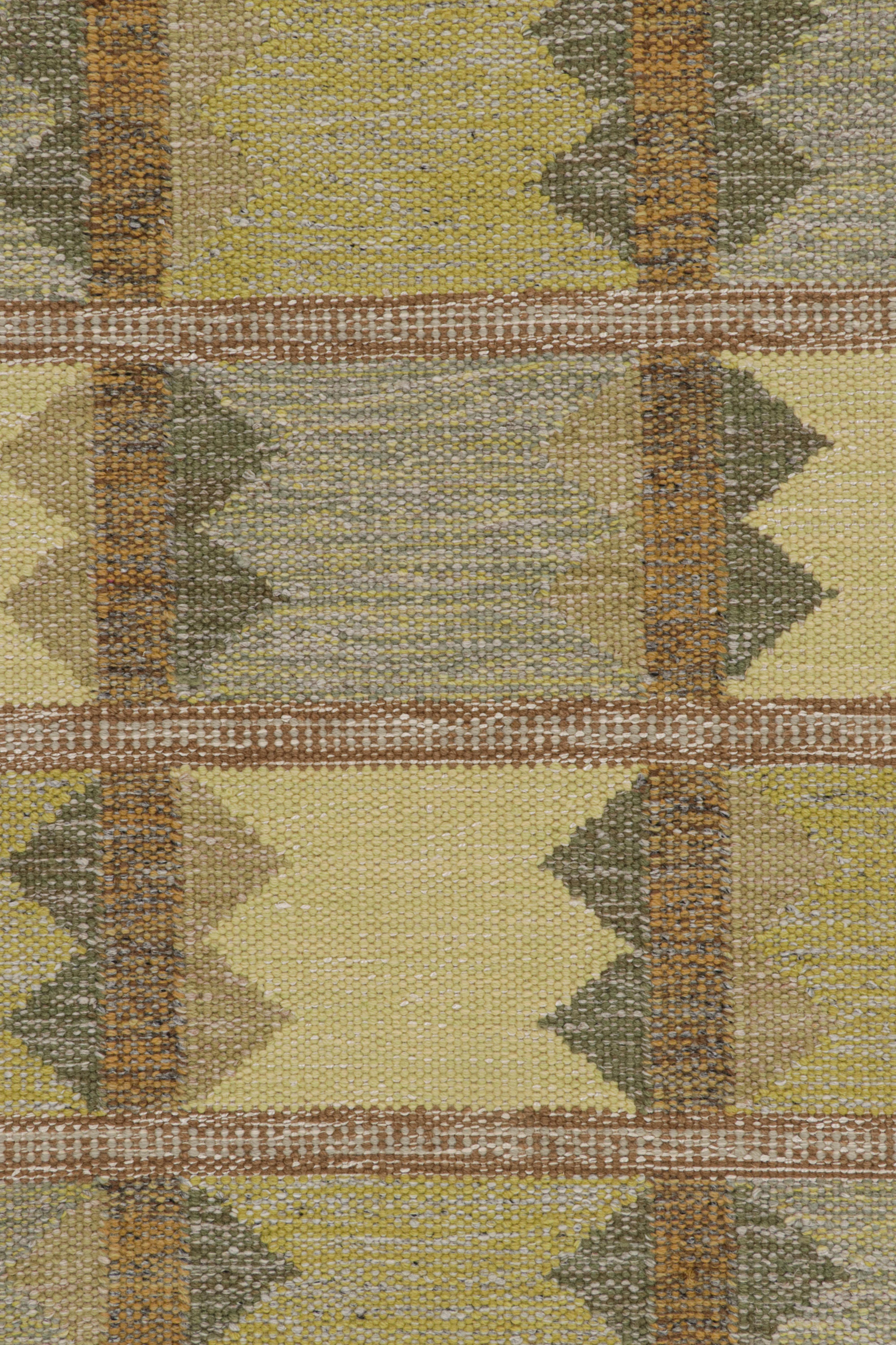 Rug & Kilim's Teppich im skandinavischen Stil in Grün und Blau mit geometrischen Mustern (Moderne) im Angebot