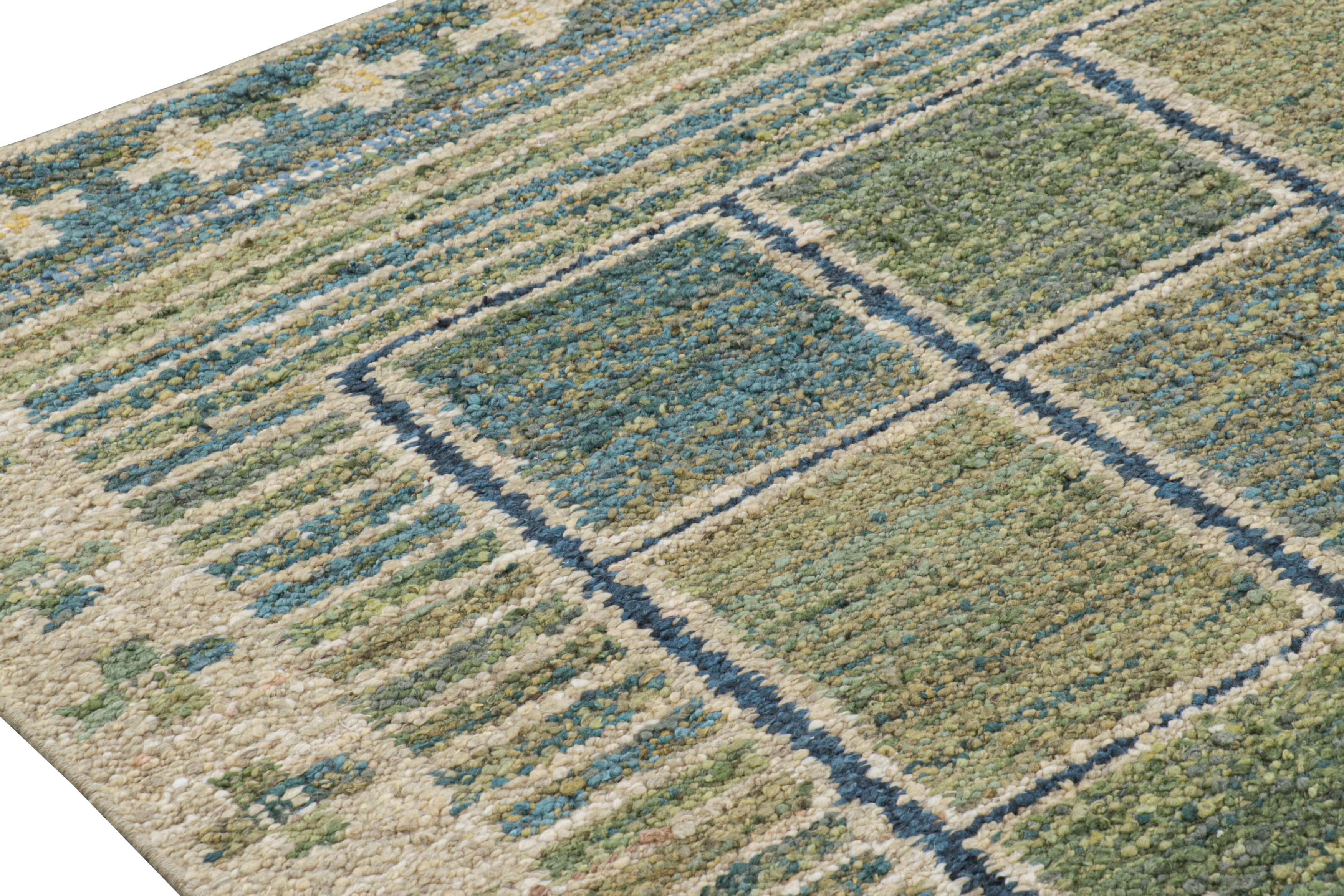Moderno Rug & Kilim: Tappeto in stile scandinavo in verde e blu con motivi geometrici in vendita