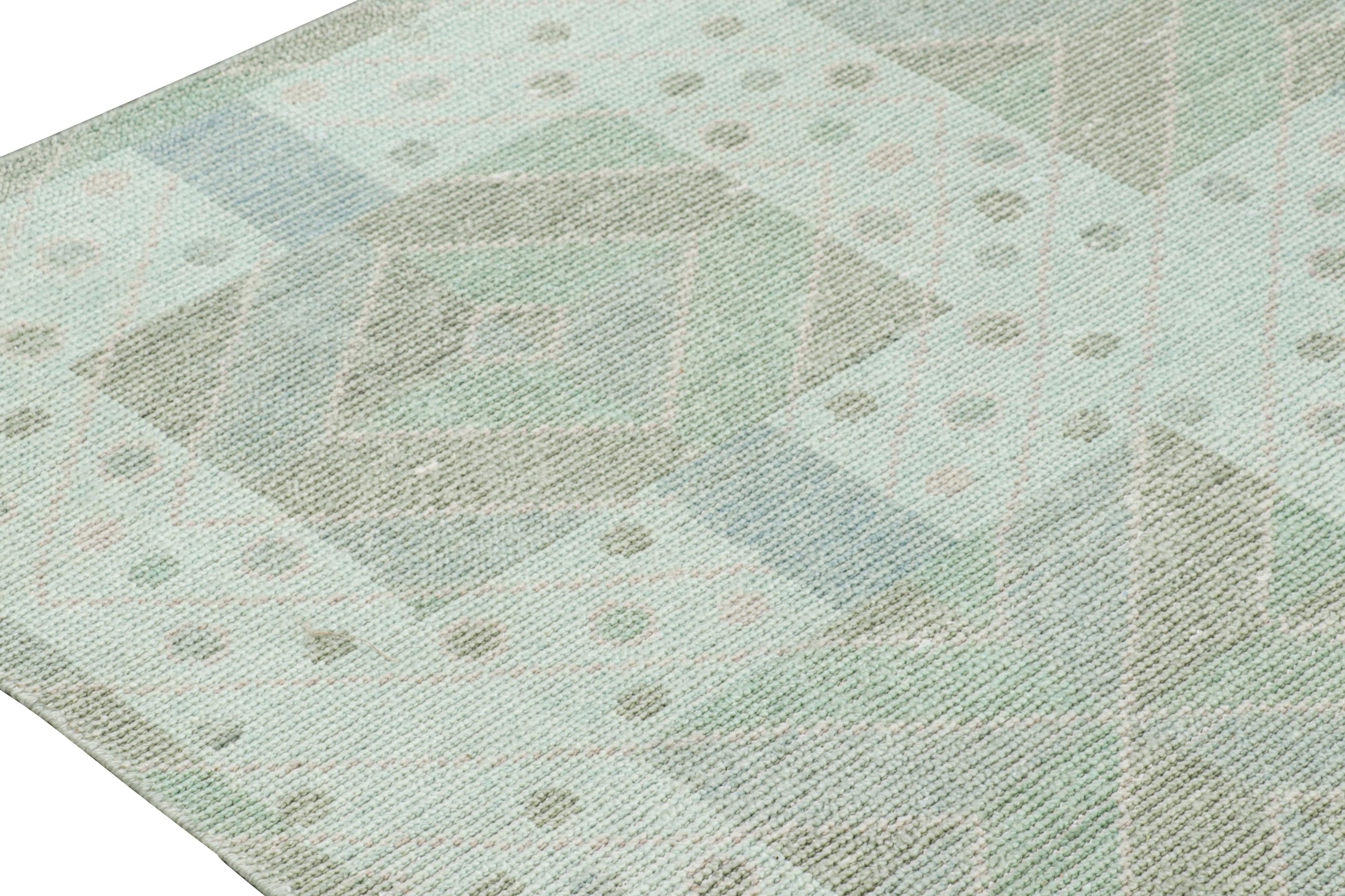 Moderno Rug & Kilim: Tappeto in stile scandinavo in verde e blu con motivi geometrici in vendita