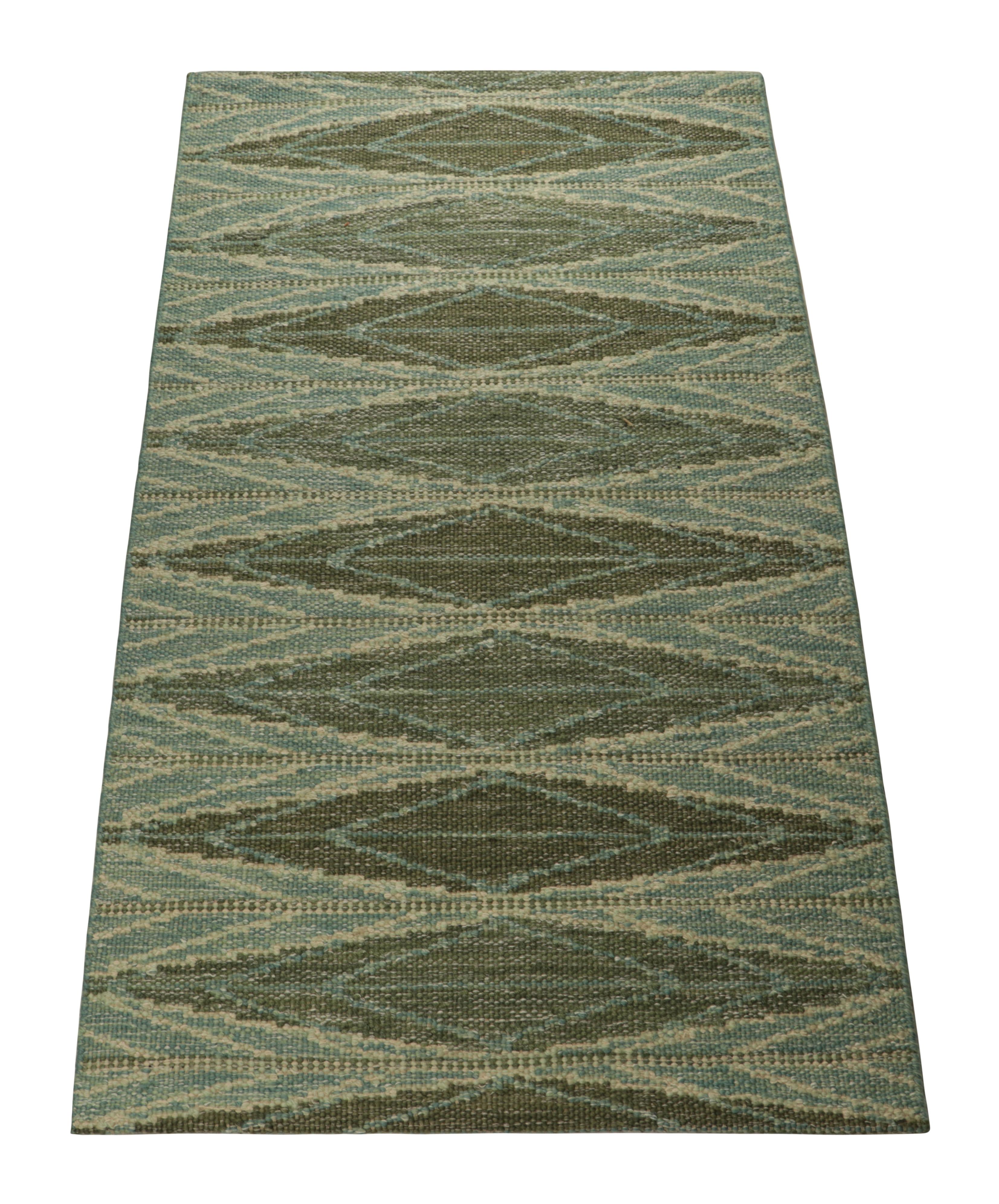 Indien Tapis de style scandinave de Rug & Kilim en vert et bleu, avec des motifs géométriques en vente