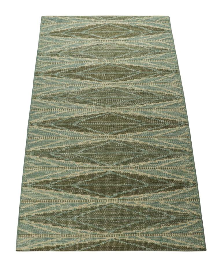 Indien Tapis de style scandinave de Rug & Kilim en vert et bleu, avec des motifs géométriques en vente