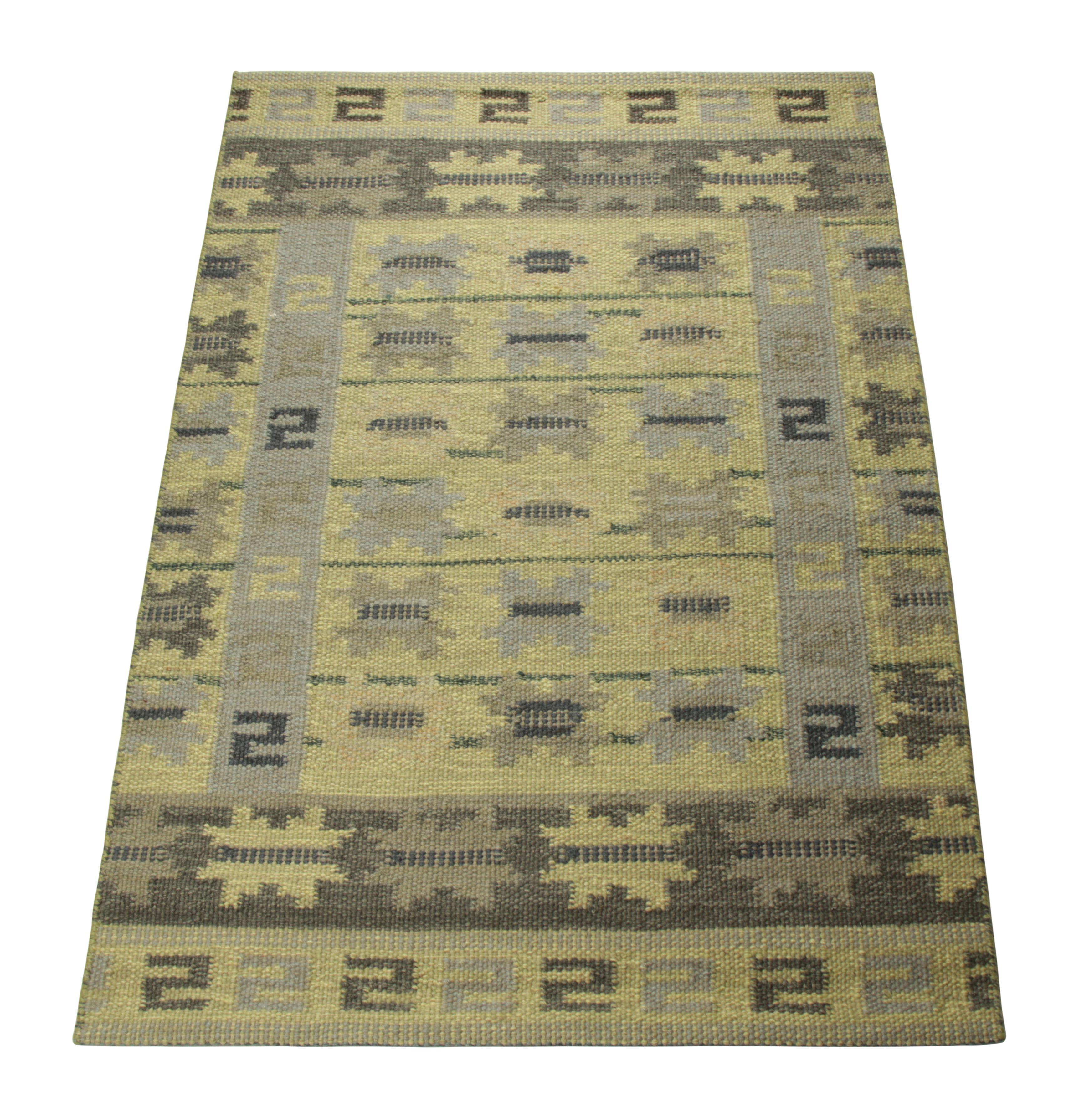 Rug & Kilim's Teppich im skandinavischen Stil in Grün und Blau mit geometrischen Mustern (Indisch) im Angebot