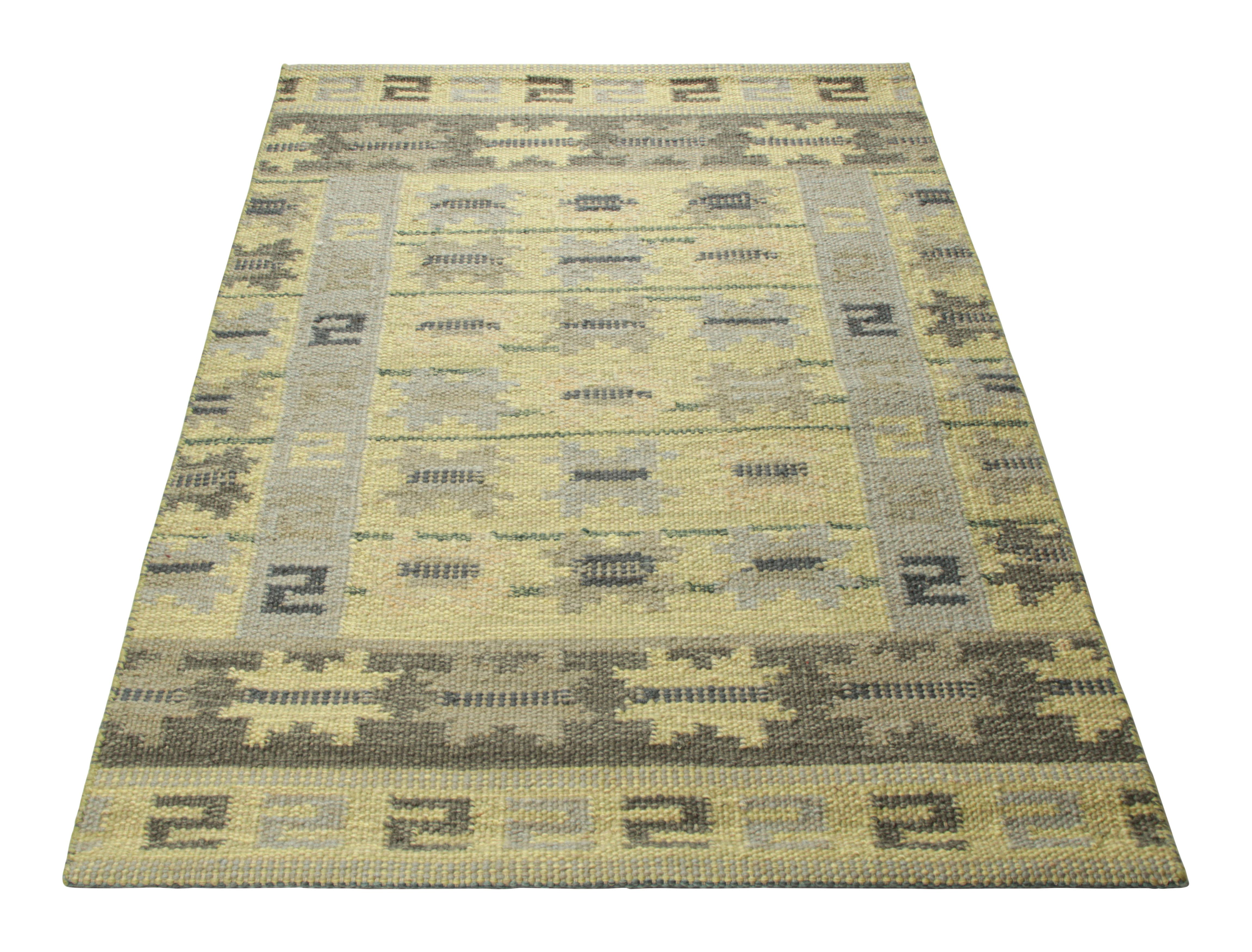 Rug & Kilim's Teppich im skandinavischen Stil in Grün und Blau mit geometrischen Mustern (Handgewebt) im Angebot