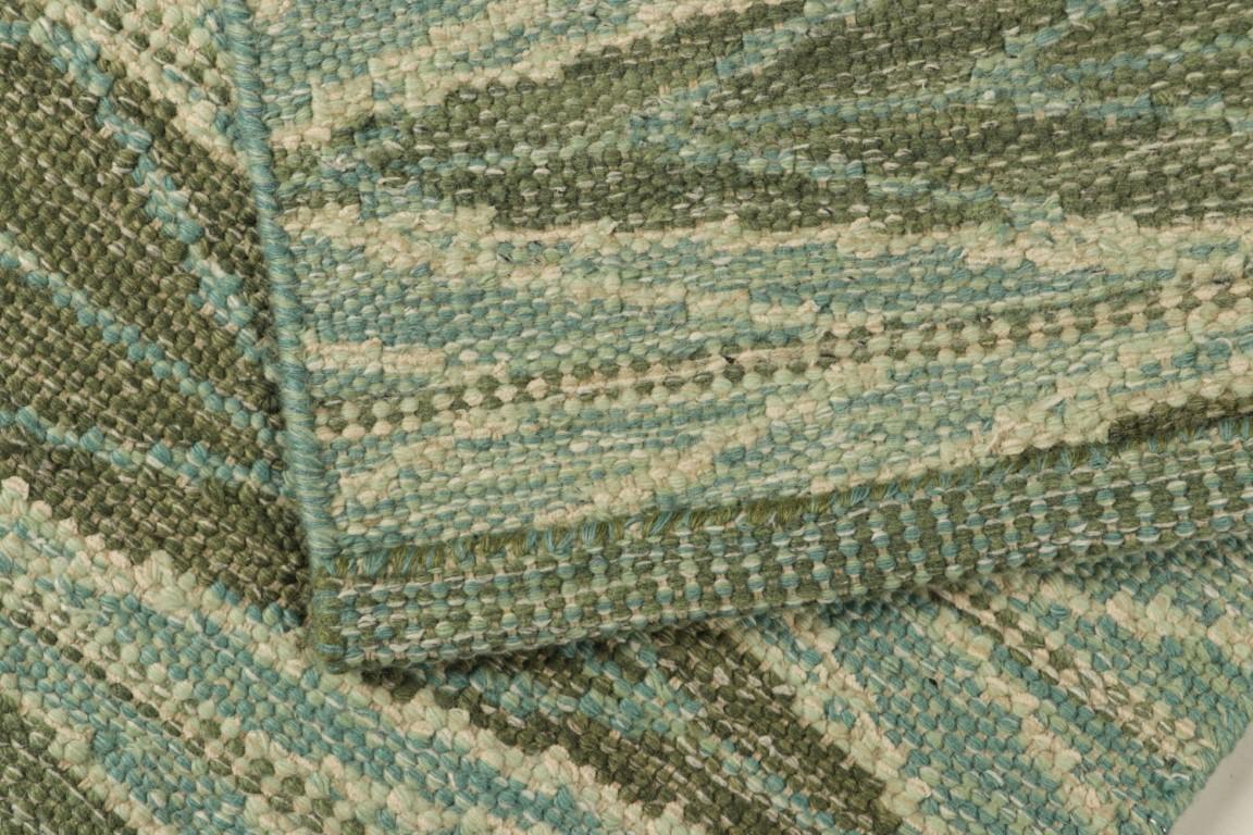 XXIe siècle et contemporain Tapis de style scandinave de Rug & Kilim en vert et bleu, avec des motifs géométriques en vente