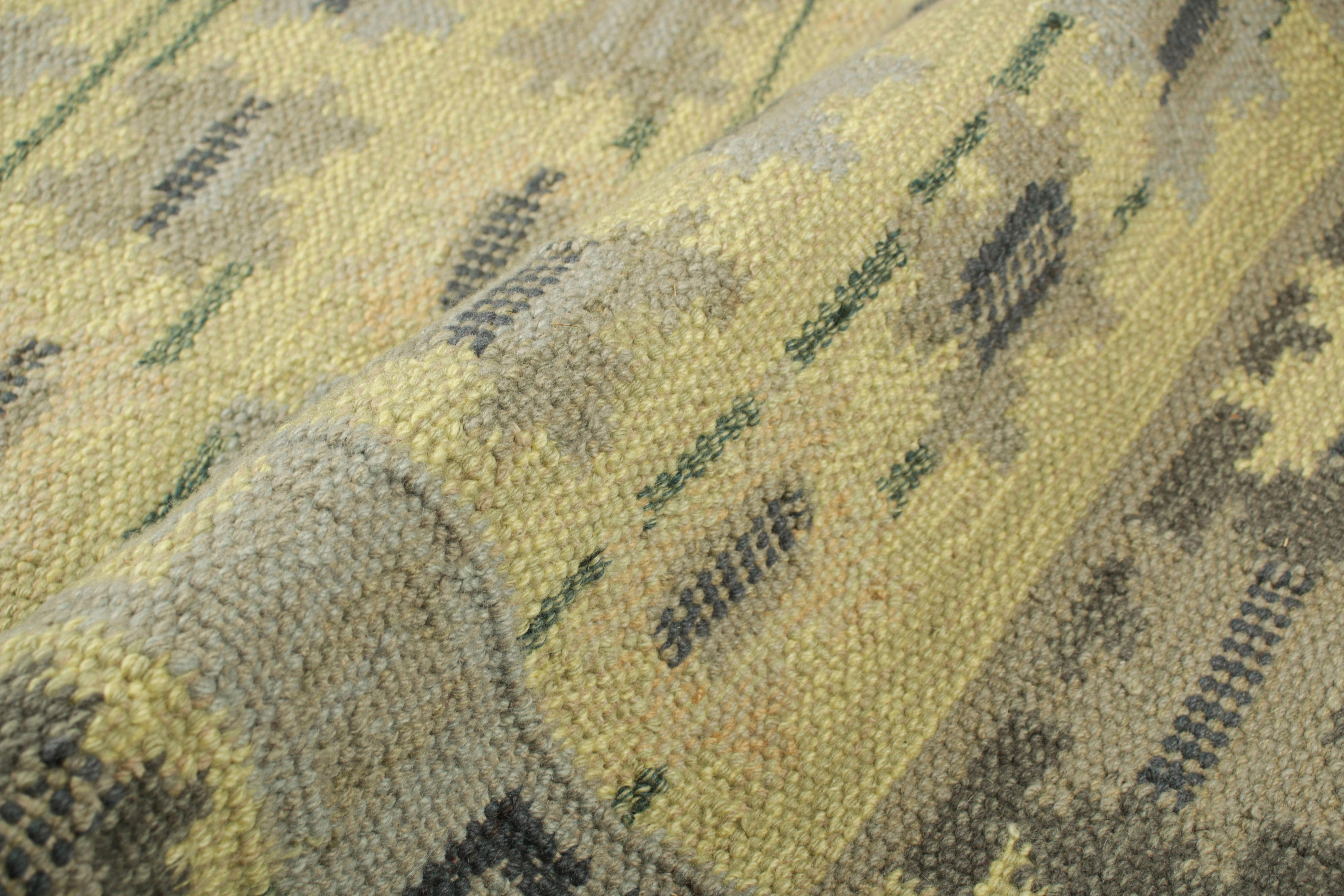 Rug & Kilim's Teppich im skandinavischen Stil in Grün und Blau mit geometrischen Mustern (21. Jahrhundert und zeitgenössisch) im Angebot