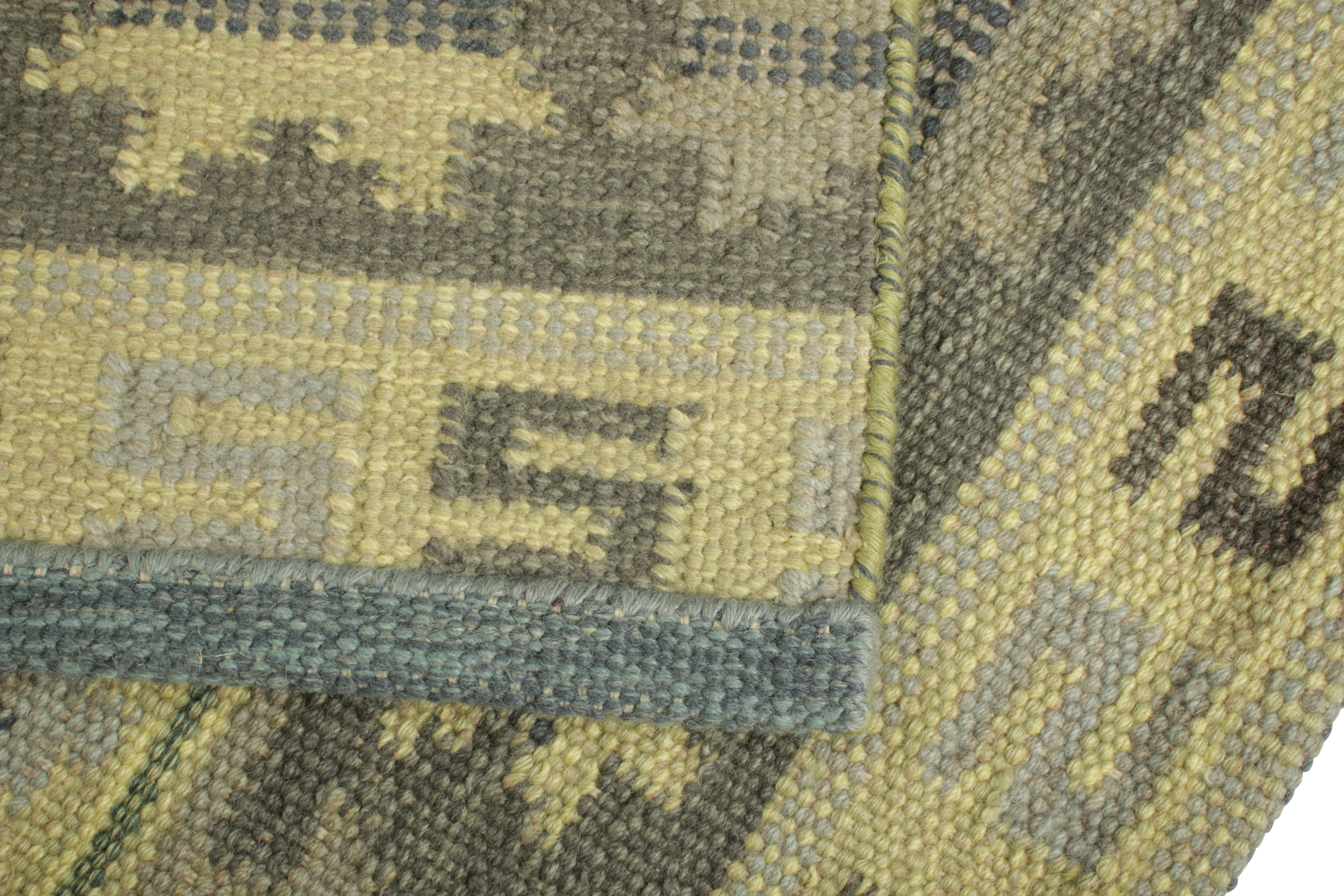 Rug & Kilim's Teppich im skandinavischen Stil in Grün und Blau mit geometrischen Mustern (Wolle) im Angebot