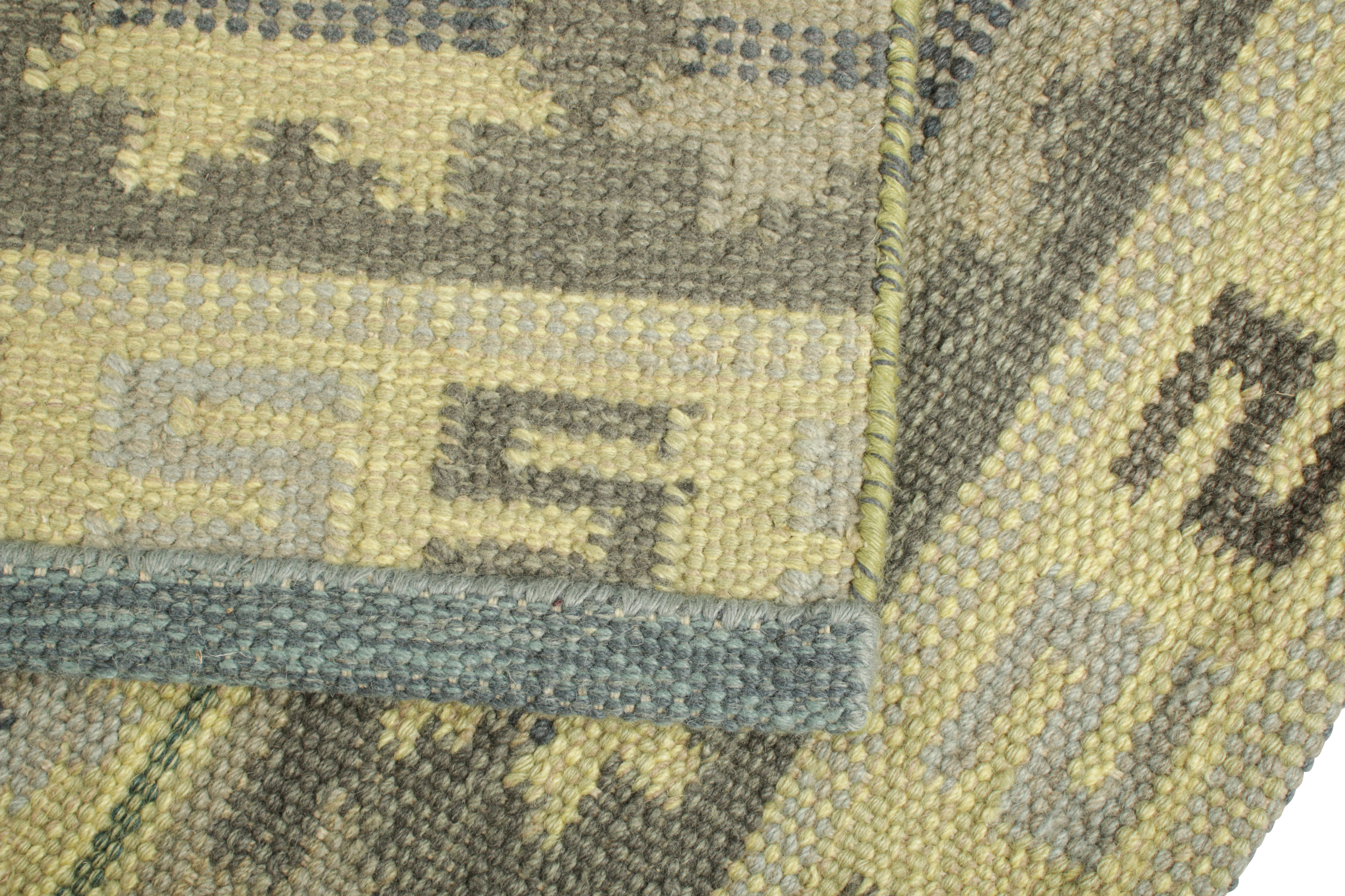 Rug & Kilim's Teppich im skandinavischen Stil in Grün und Blau mit geometrischen Mustern (Wolle) im Angebot