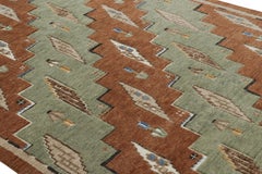 Rug & Kilim's Scandinavian Style Rug in Green and Brown with Geometric Patterns (tapis de style scandinave à motifs géométriques en vert et en brun)