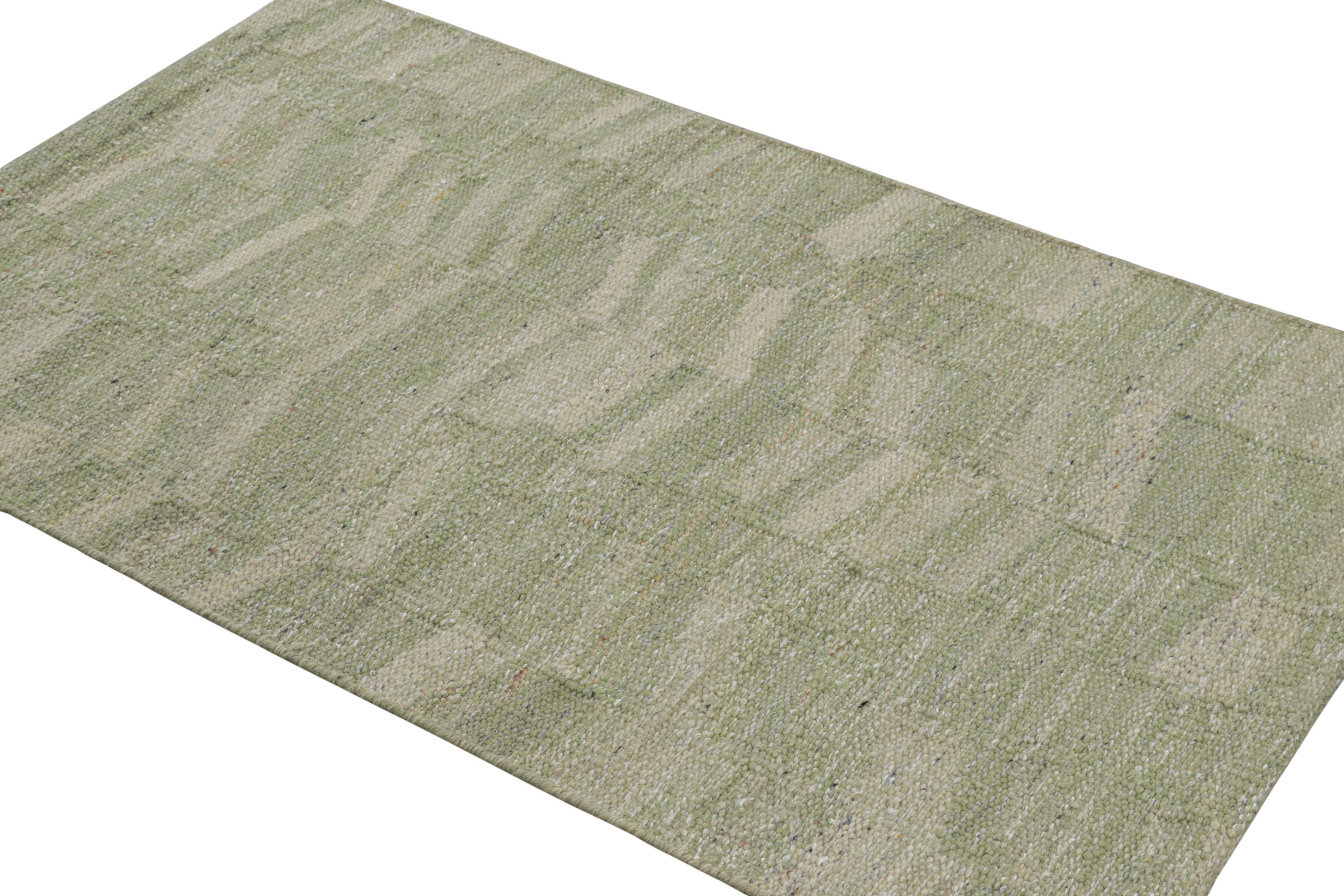 Tessuto a mano Tappeto in stile scandinavo di Rug & Kilim in verde e crema, con motivi geometrici in vendita