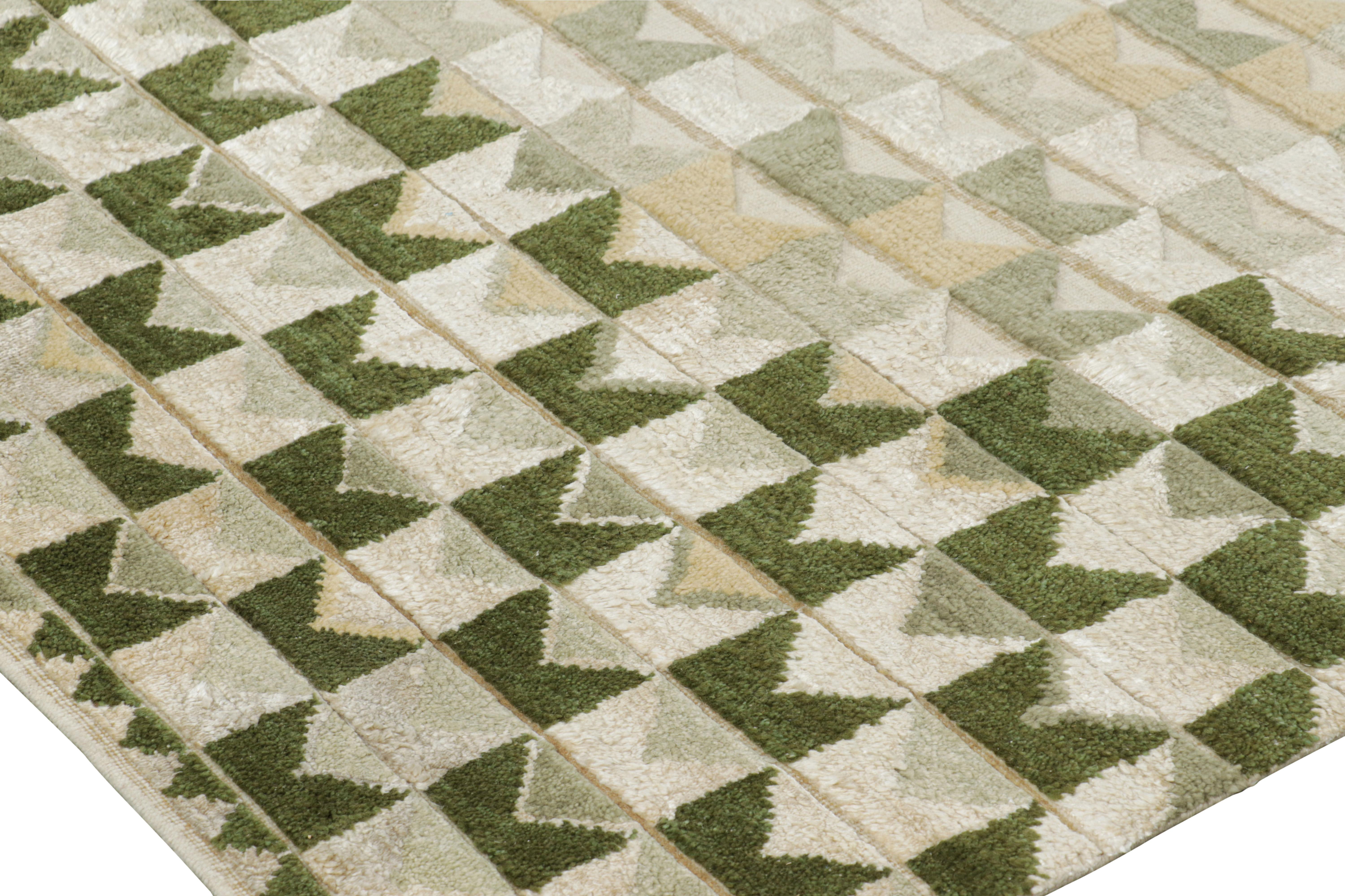 Rug & Kilim's Teppich im skandinavischen Stil in Grün und Weiß mit geometrischen Mustern (Moderne) im Angebot
