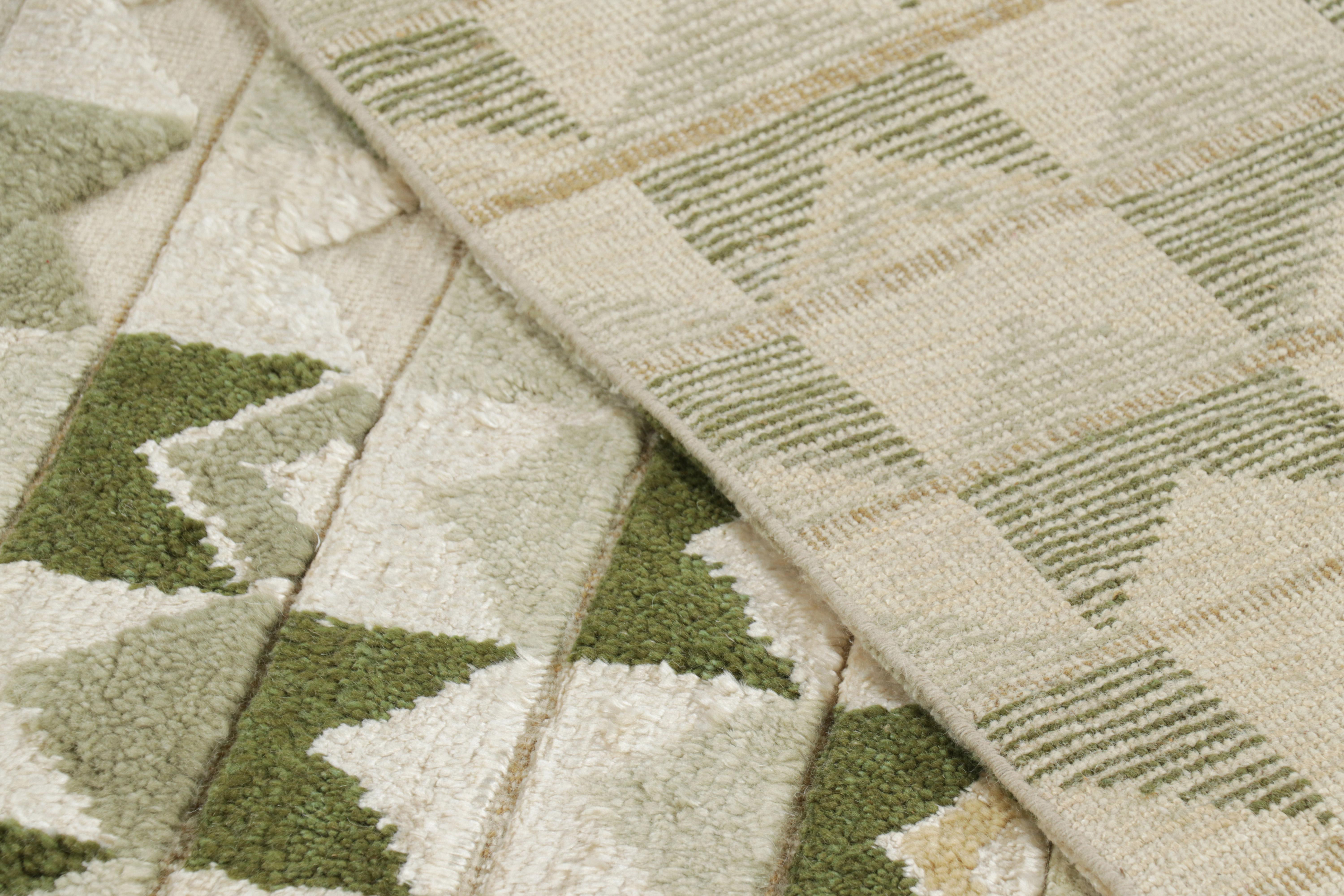 Rug & Kilim's Teppich im skandinavischen Stil in Grün und Weiß mit geometrischen Mustern (21. Jahrhundert und zeitgenössisch) im Angebot
