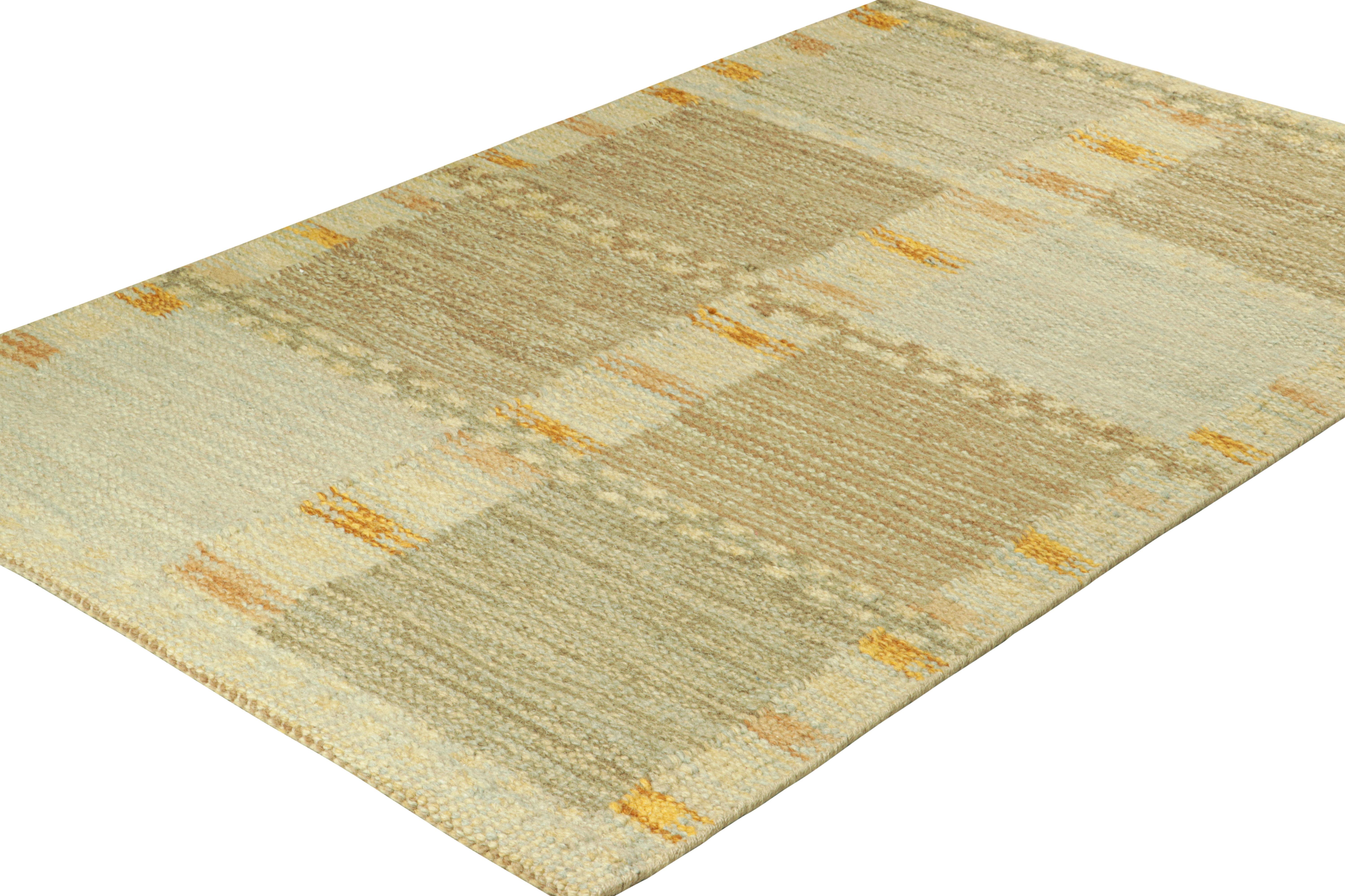 Rug & Kilim's Teppich im skandinavischen Stil in Grüntönen mit geometrischen Mustern (Indisch) im Angebot