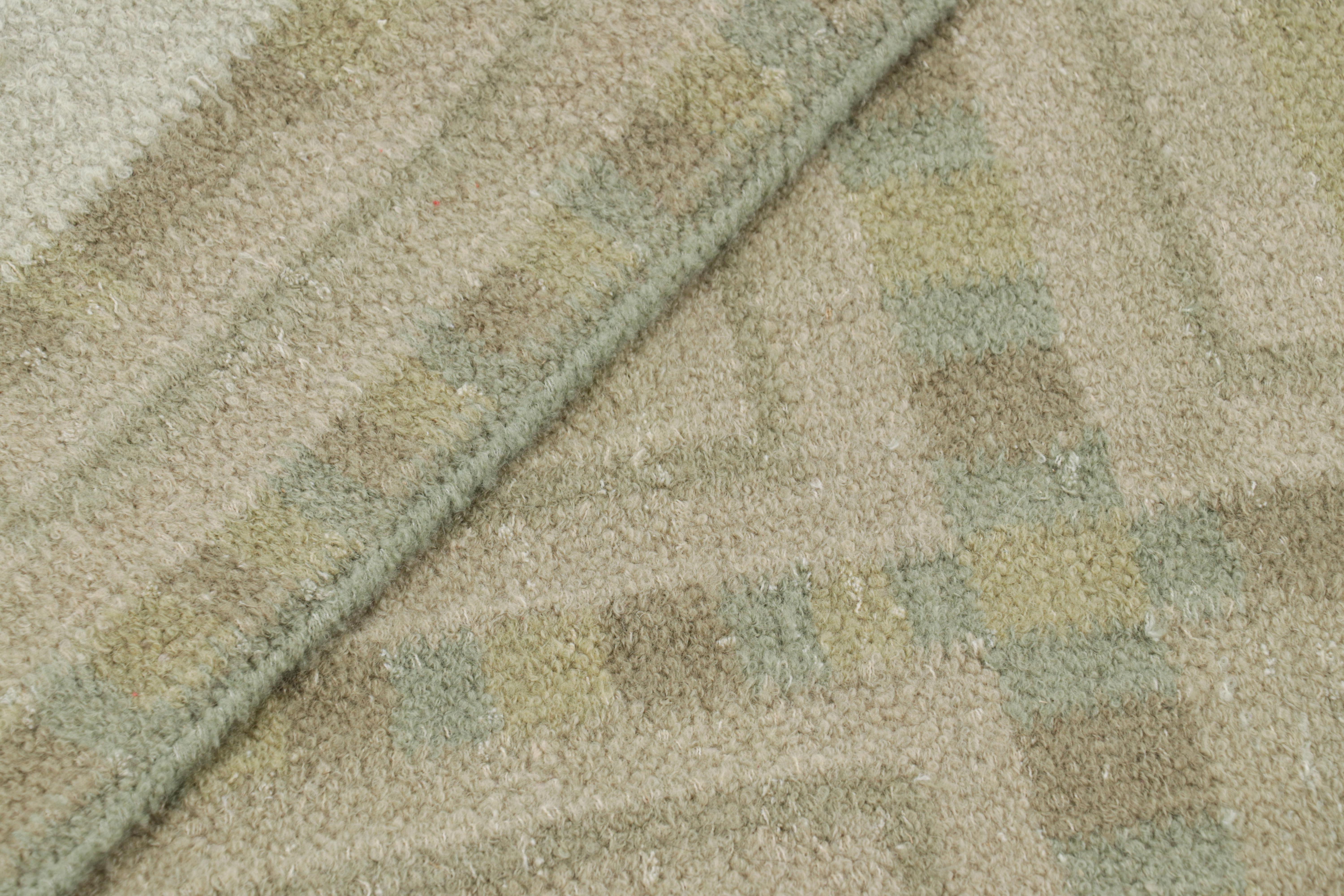 Rug & Kilim's Teppich im skandinavischen Stil in Grüntönen mit geometrischen Mustern (21. Jahrhundert und zeitgenössisch) im Angebot