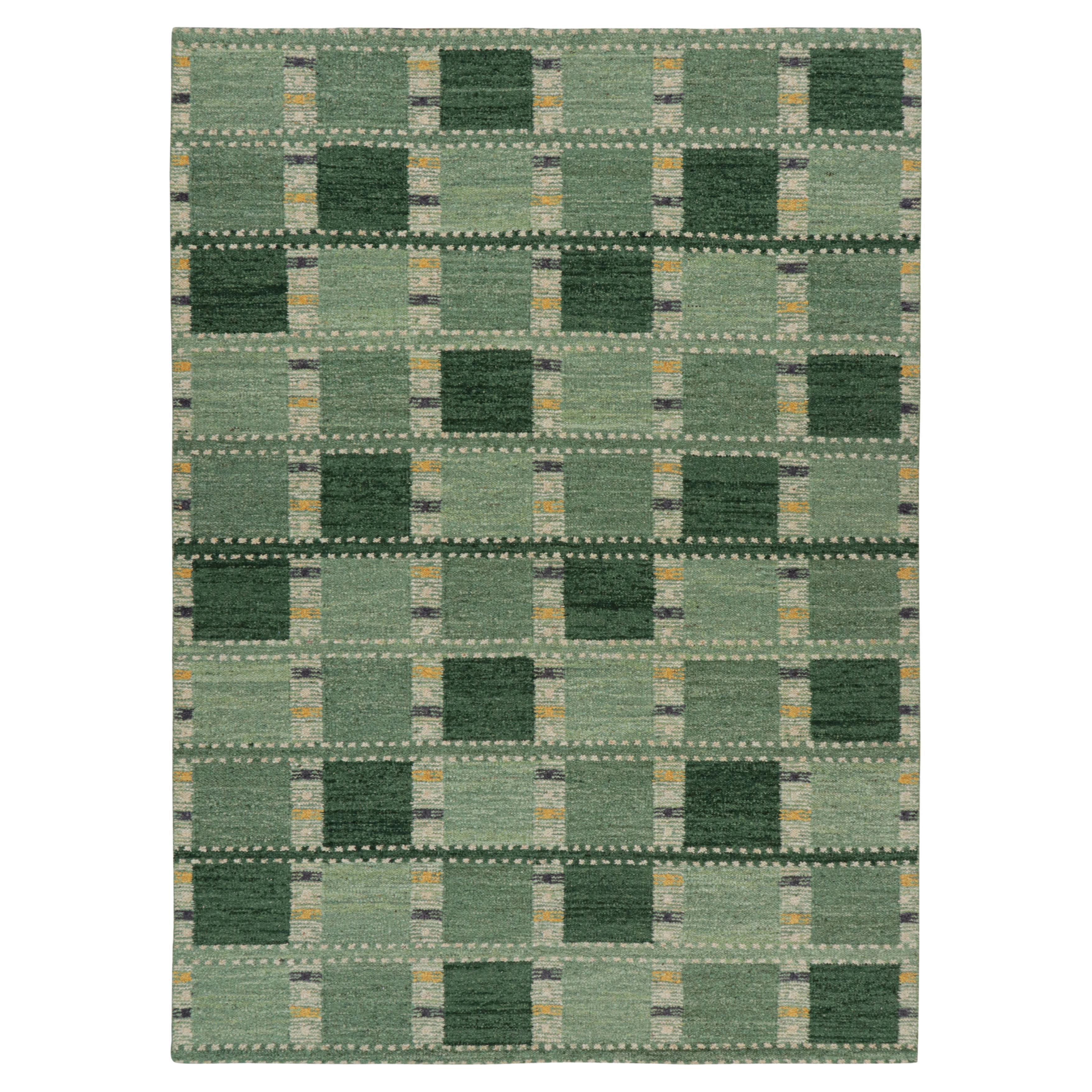 Rug & Kilim's Teppich im skandinavischen Stil in Grüntönen mit geometrischen Mustern im Angebot