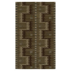 Rug & Kilim's Teppich im skandinavischen Stil in Grün mit beige-braunem, geometrischem Muster