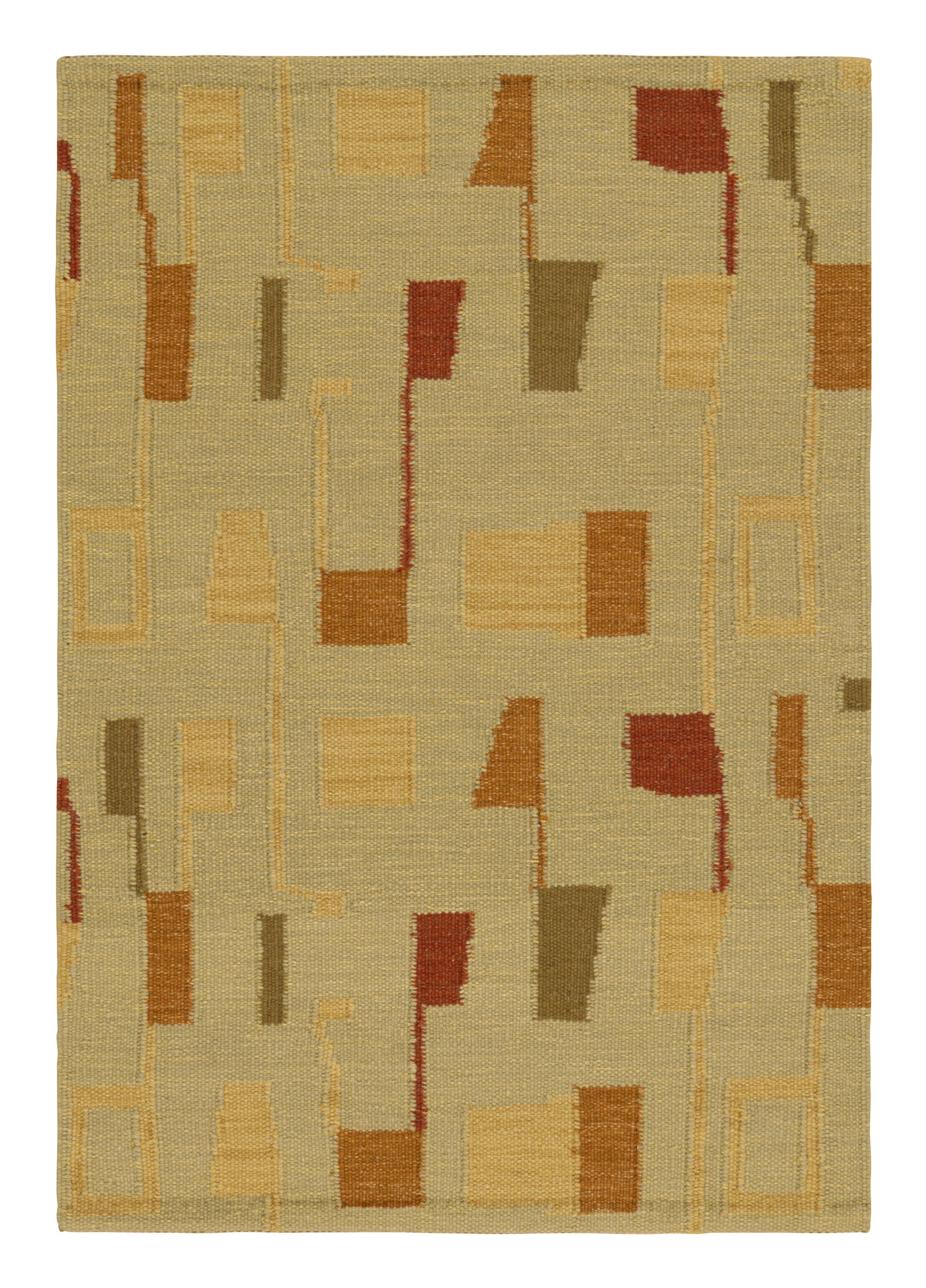 Rug & Kilim è un tappeto in stile scandinavo di colore verde con motivo geometrico colorato in vendita