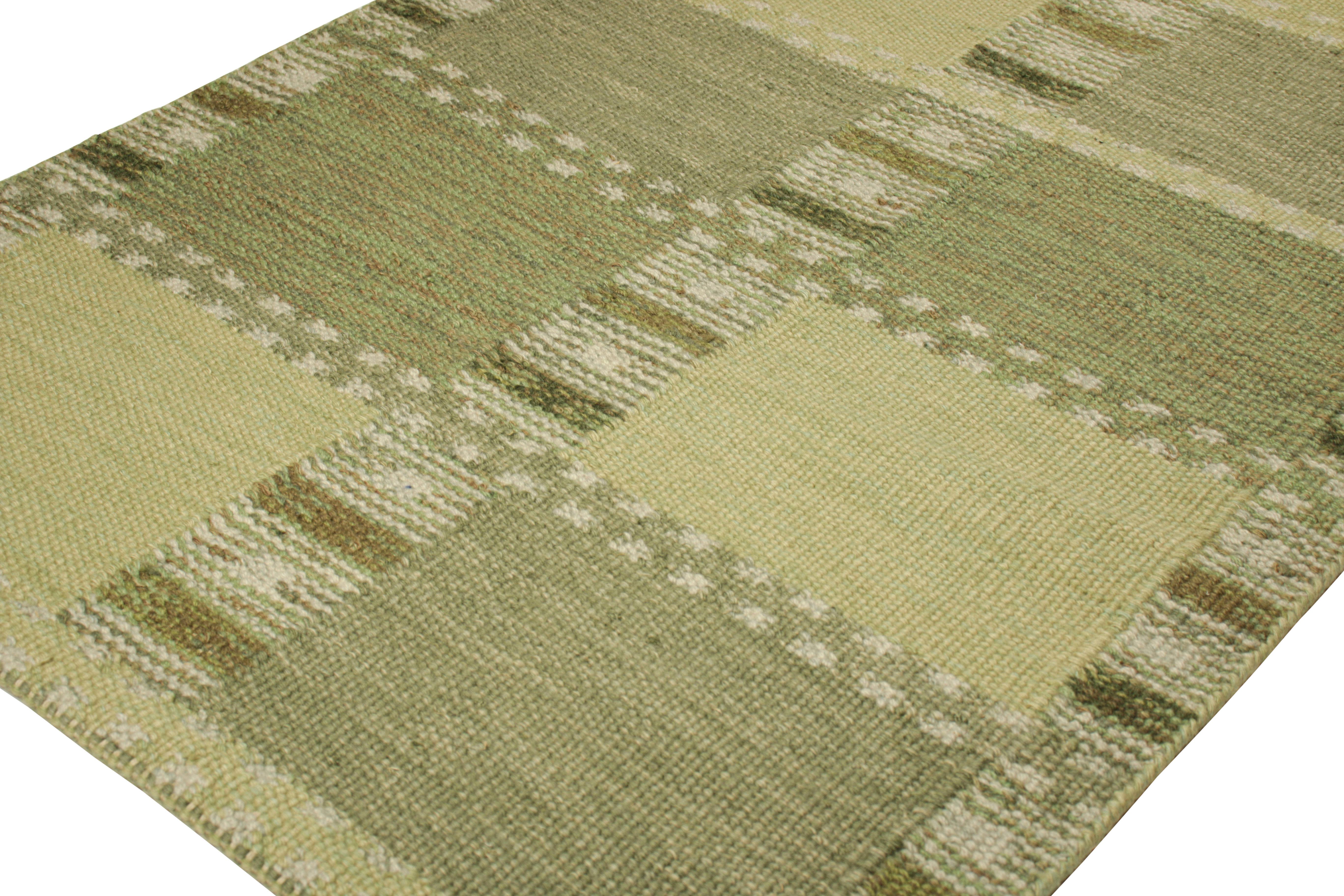 Rug & Kilim's Teppich im skandinavischen Stil in Grün mit geometrischen Mustern (Moderne) im Angebot