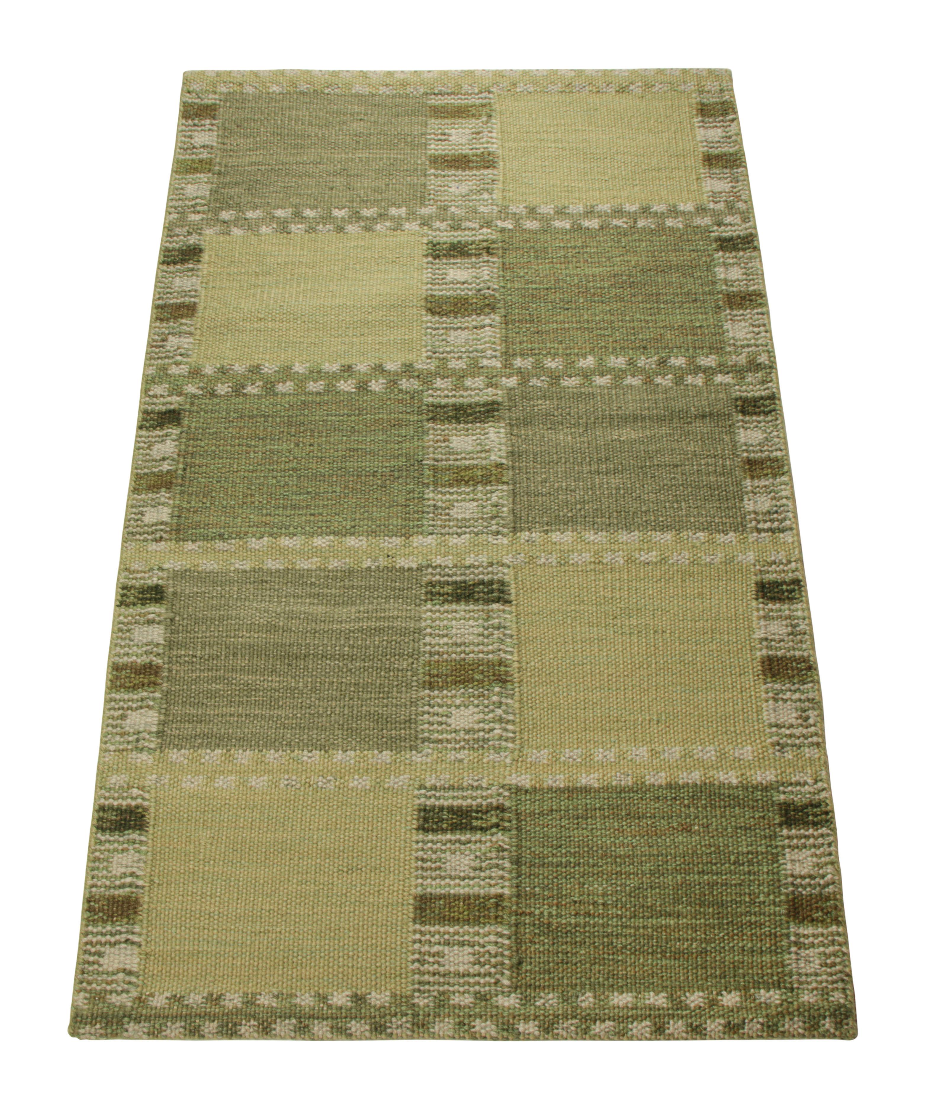 Rug & Kilim's Teppich im skandinavischen Stil in Grün mit geometrischen Mustern (Indisch) im Angebot
