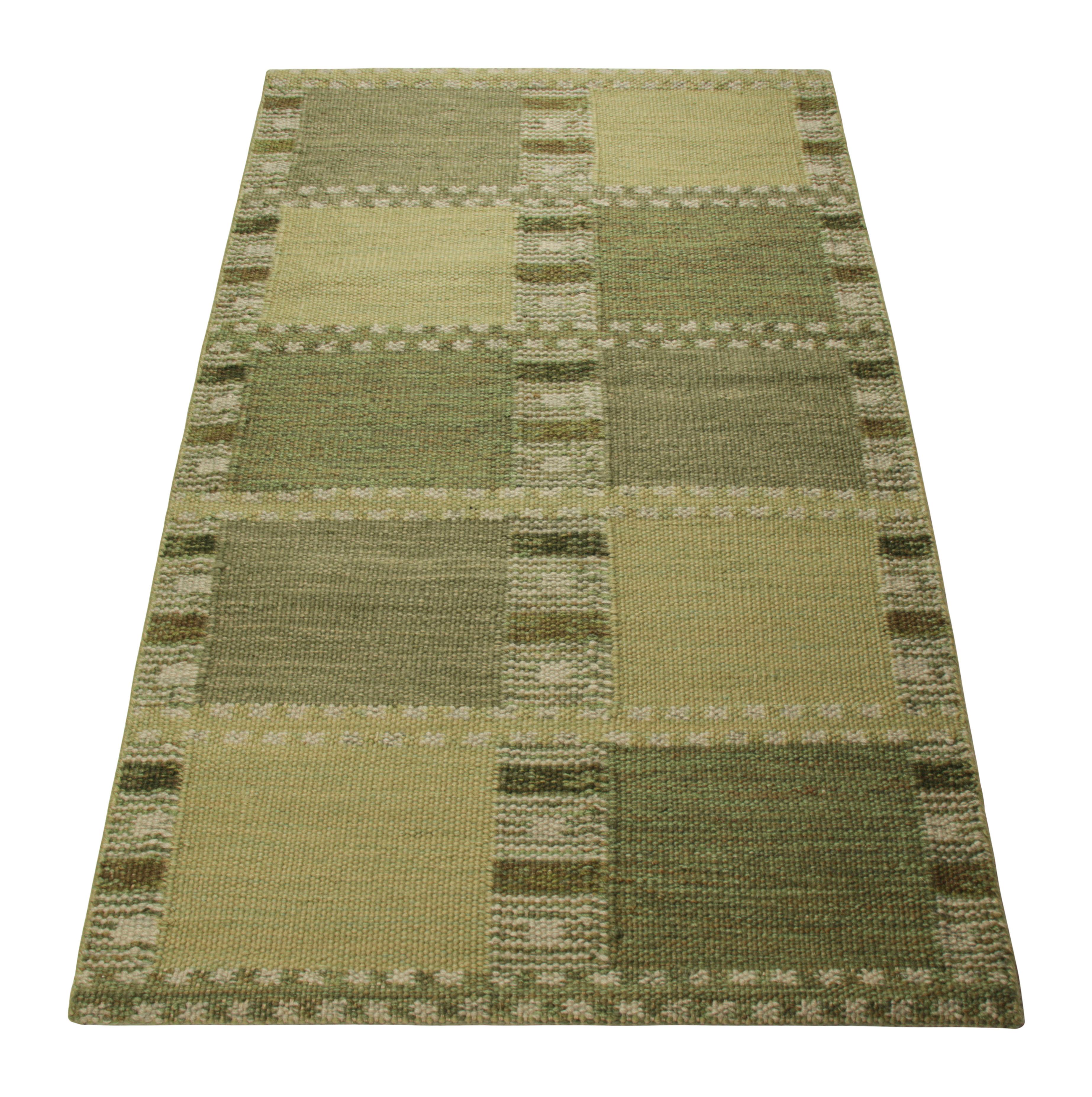 Rug & Kilim's Teppich im skandinavischen Stil in Grün mit geometrischen Mustern (Handgewebt) im Angebot