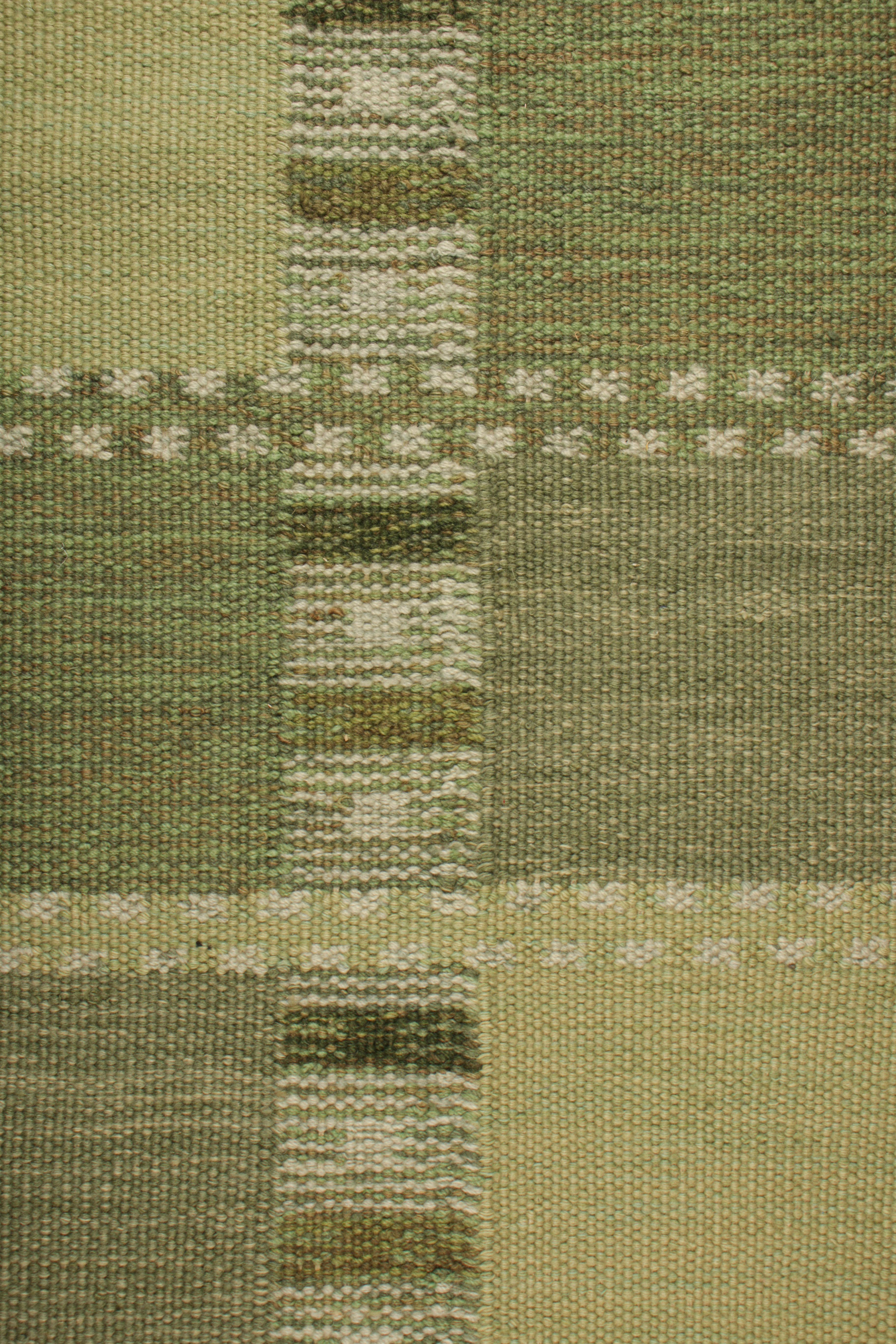 Rug & Kilim's Teppich im skandinavischen Stil in Grün mit geometrischen Mustern im Zustand „Neu“ im Angebot in Long Island City, NY