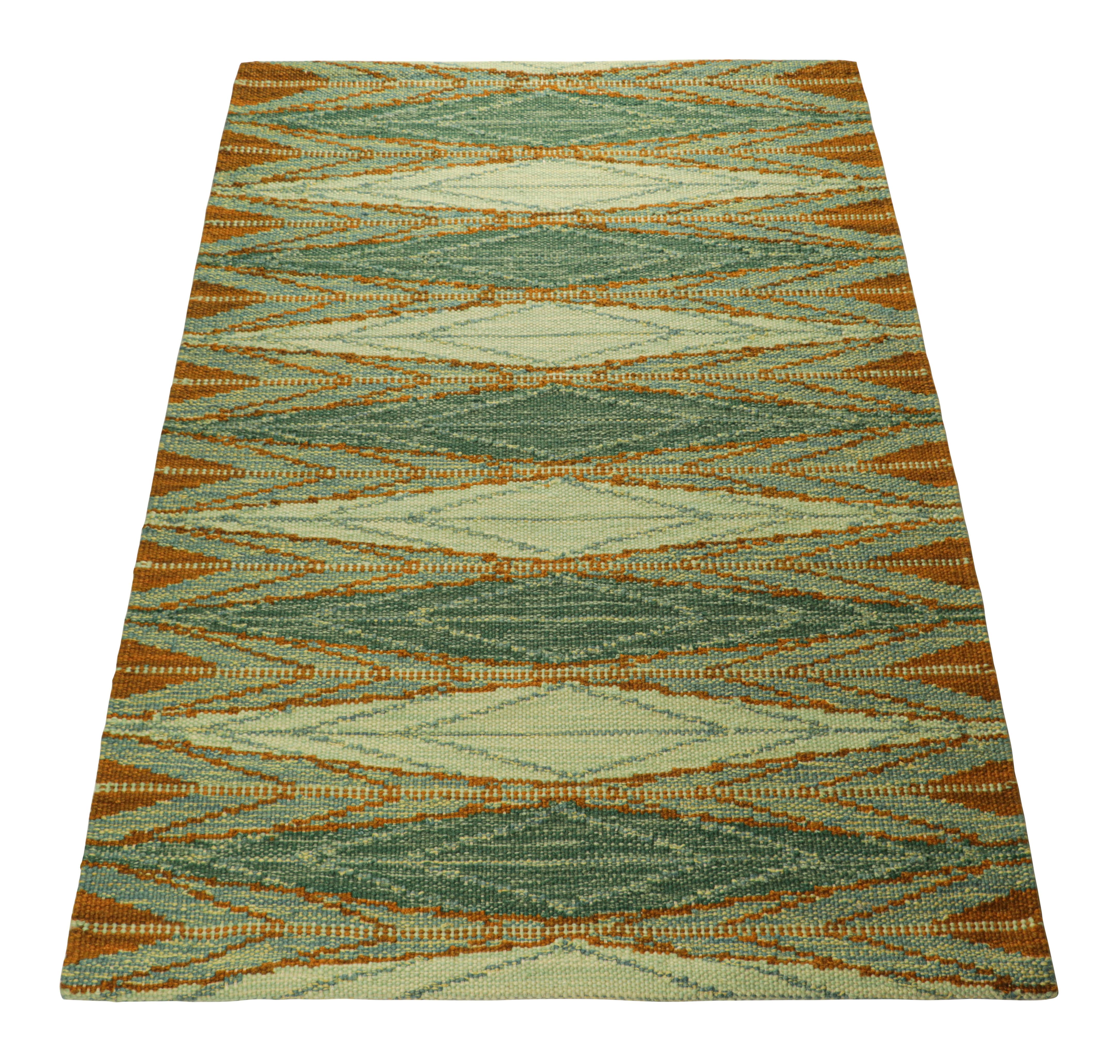 Indien Tapis de style scandinave de Rug & Kilim en vert, avec des motifs géométriques orange en vente