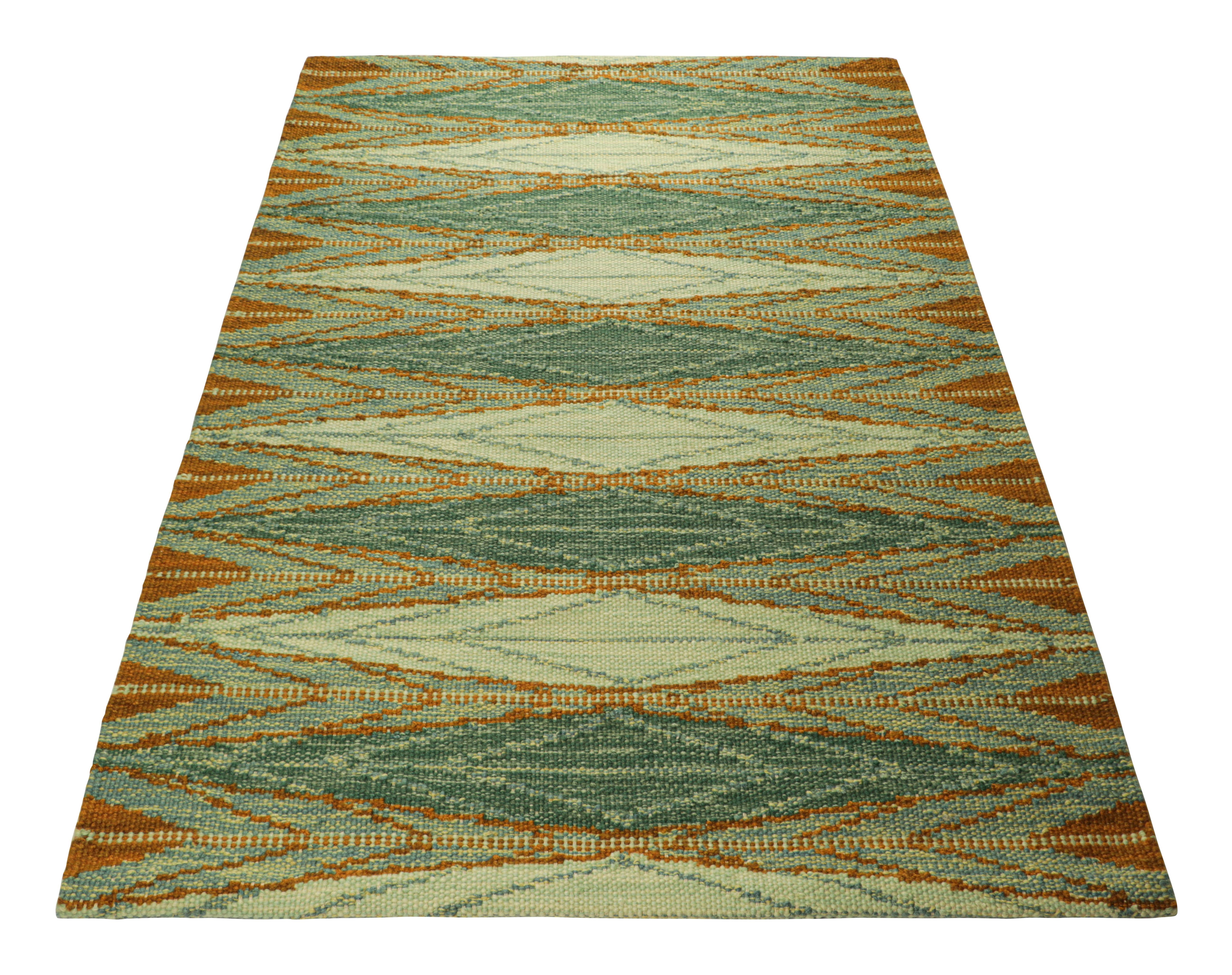 Tissé à la main Tapis de style scandinave de Rug & Kilim en vert, avec des motifs géométriques orange en vente