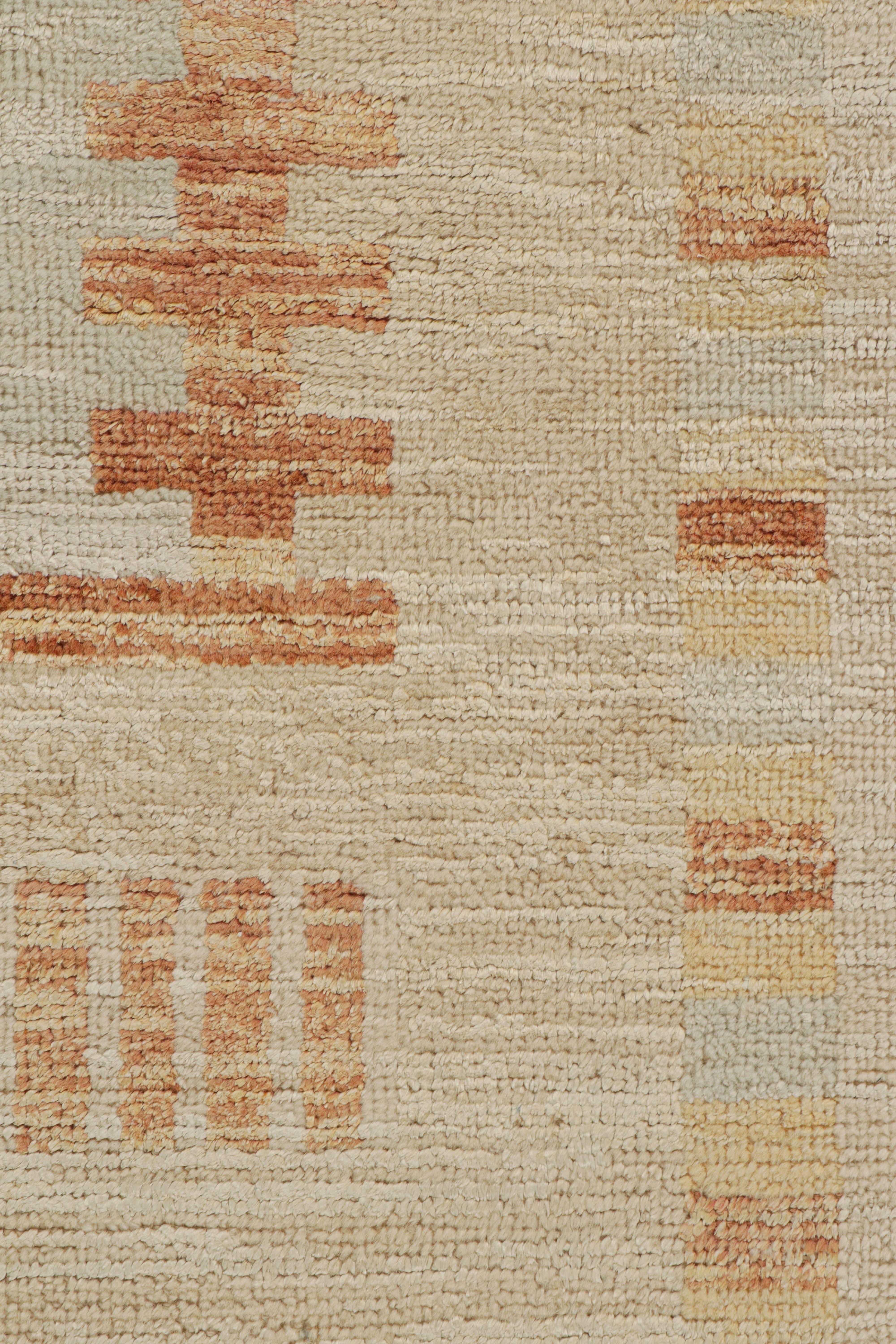 Rug & Kilim’s Scandinavian Style Rug in Ivory and Beige, with Geometric Pattern In New Condition For Sale In Long Island City, NY