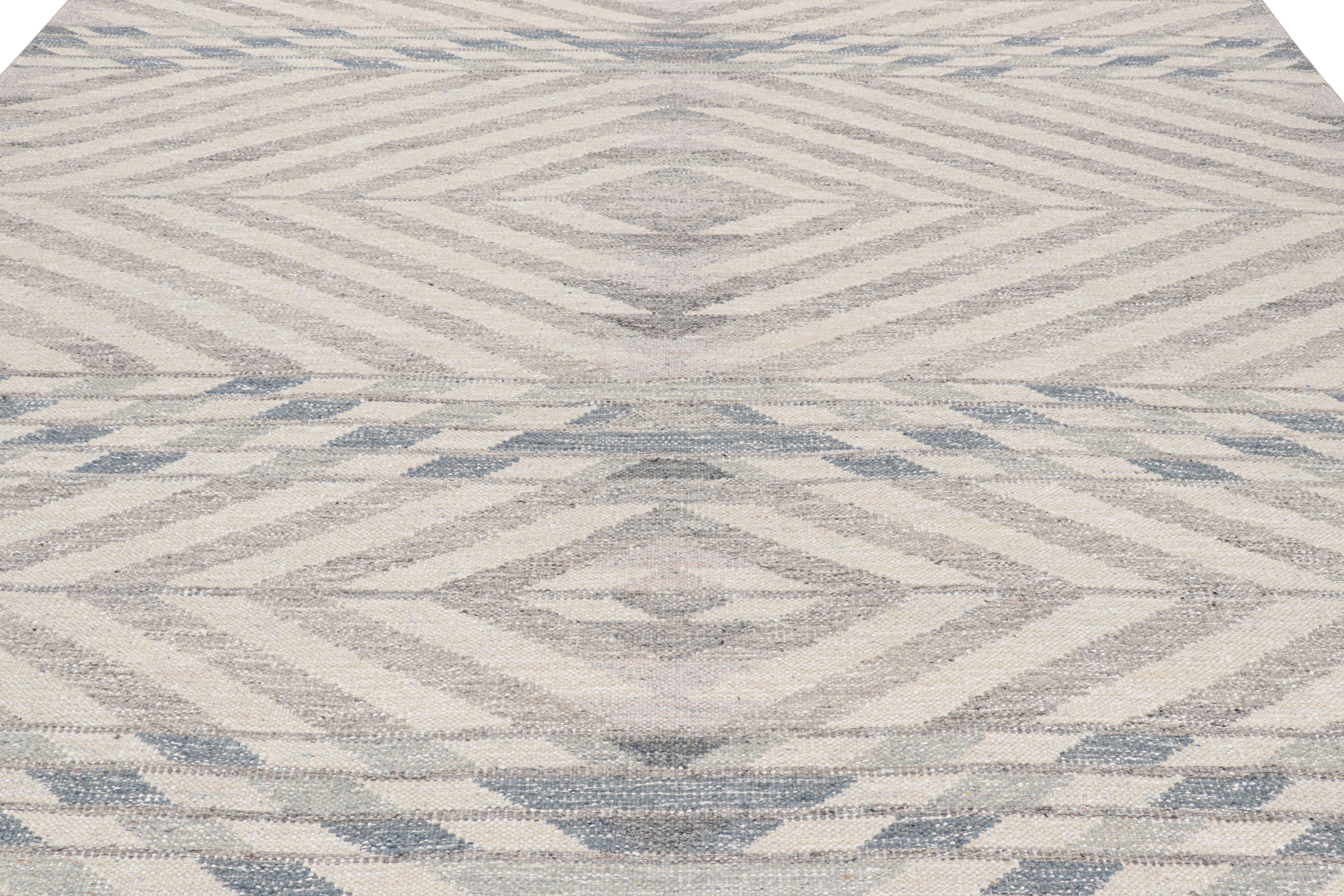 Dieser 10x14 große skandinavische Kelim aus unserer berühmten Flachgewebe-Textur der gleichnamigen, preisgekrönten Collection'S ist aus Wolle handgewebt und vereint die Finesse schwedischer Ästhetik mit einem geschickten geometrischen Muster.

Über