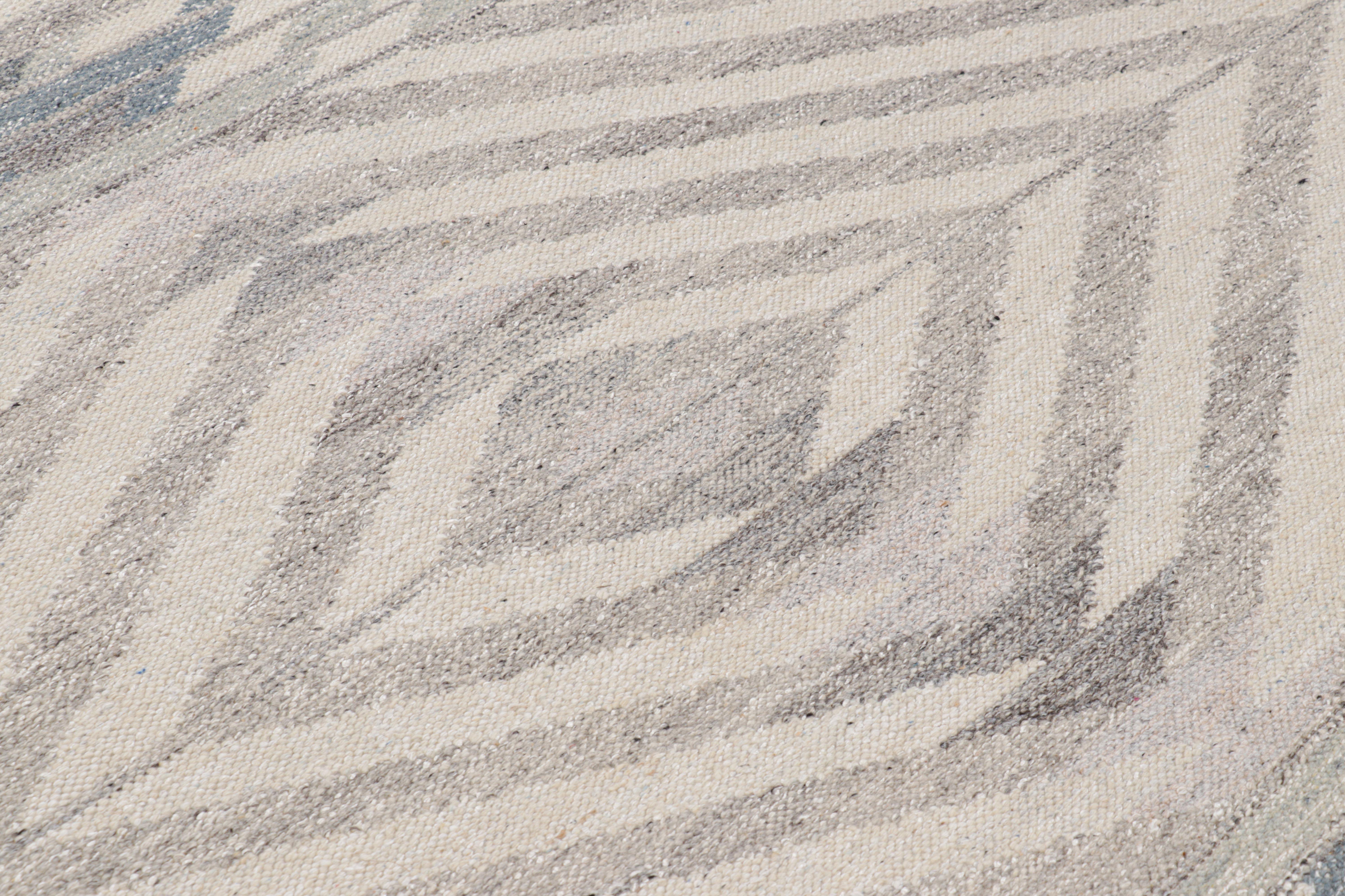 Rug & Kilim's Teppich im skandinavischen Stil in Hellgrau und Blau mit geometrischem Muster (Moderne) im Angebot