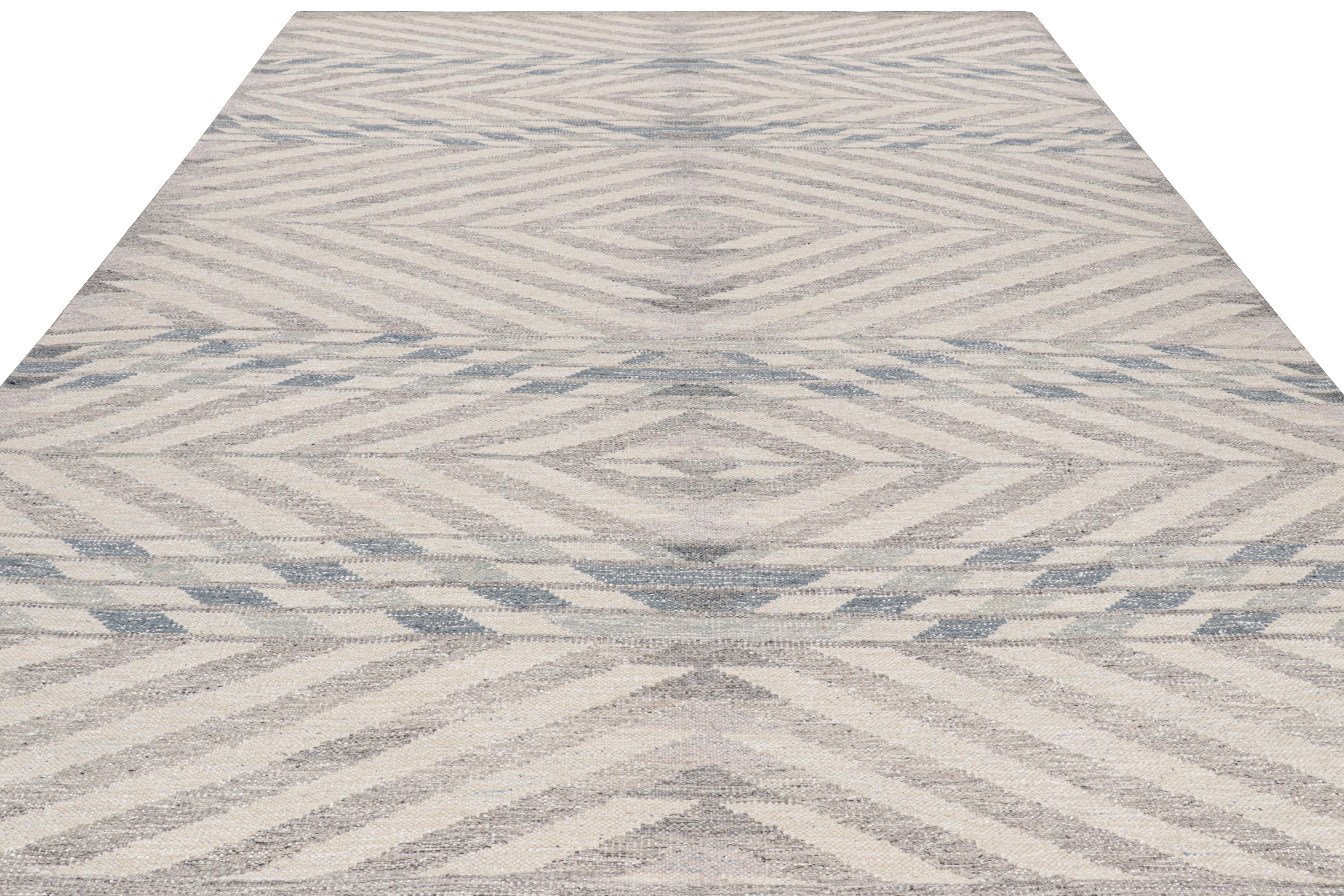 Rug & Kilim's Teppich im skandinavischen Stil in Hellgrau und Blau mit geometrischem Muster (Indisch) im Angebot