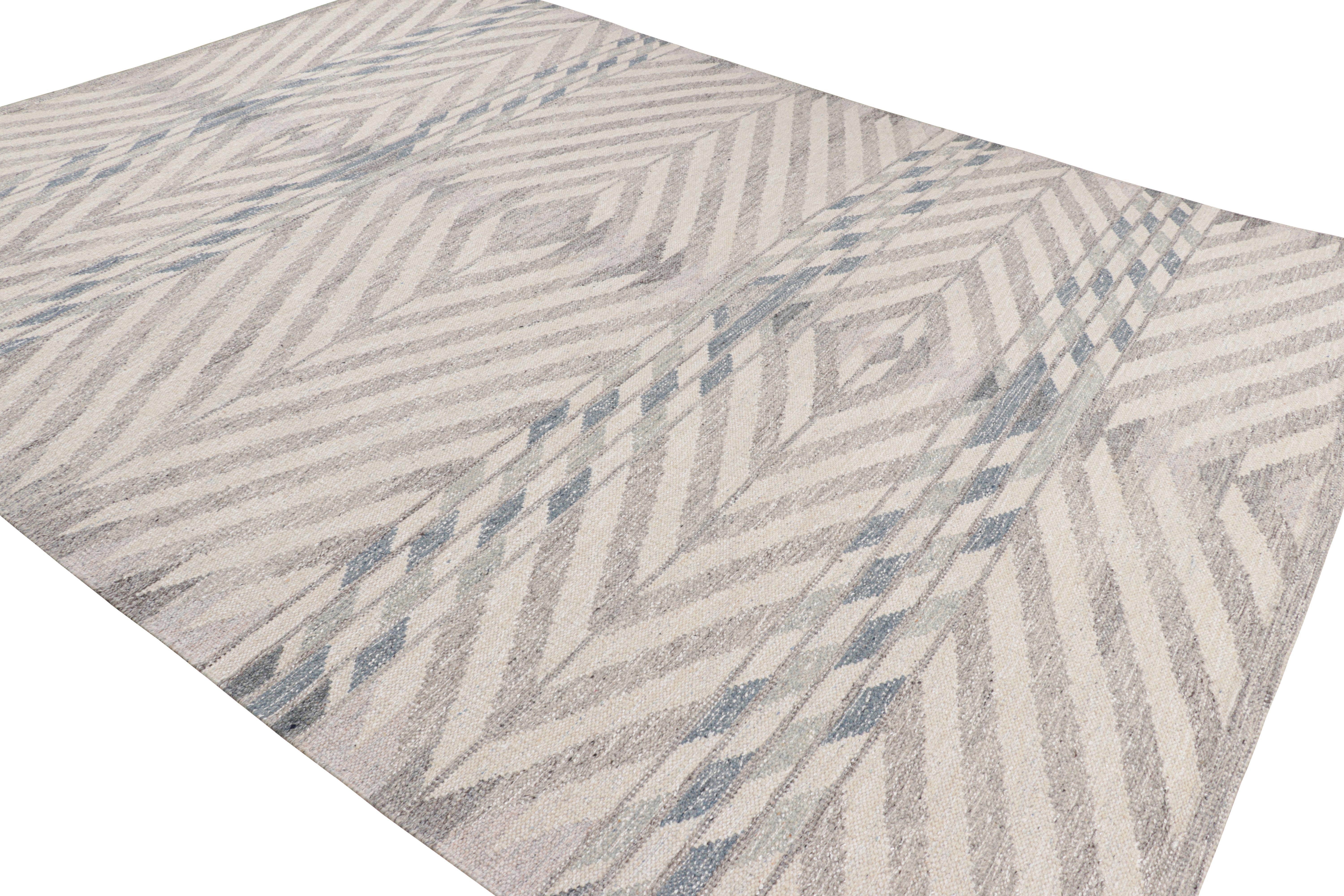 Rug & Kilim's Teppich im skandinavischen Stil in Hellgrau und Blau mit geometrischem Muster (Handgewebt) im Angebot