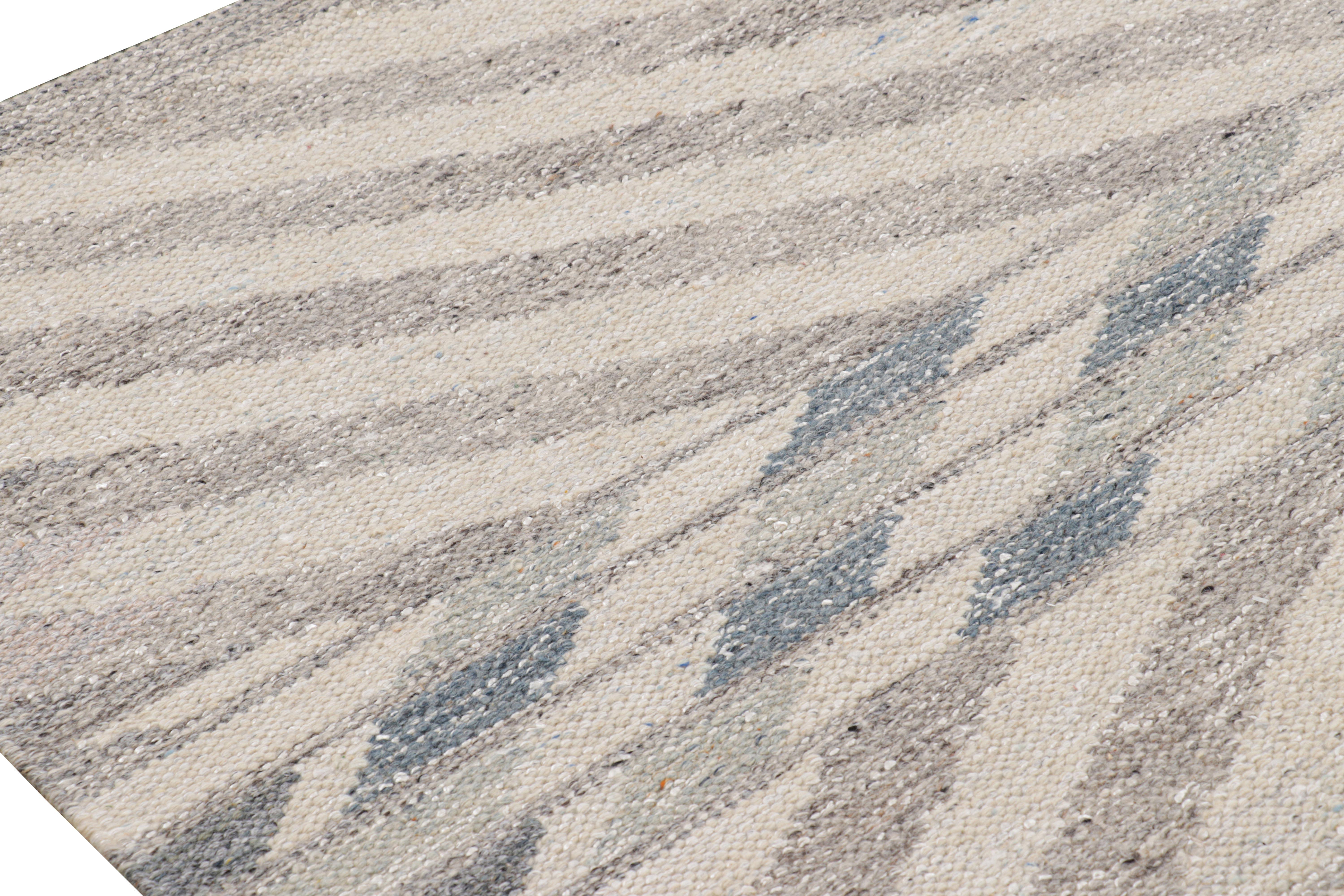 Rug & Kilim's Teppich im skandinavischen Stil in Hellgrau und Blau mit geometrischem Muster im Zustand „Neu“ im Angebot in Long Island City, NY
